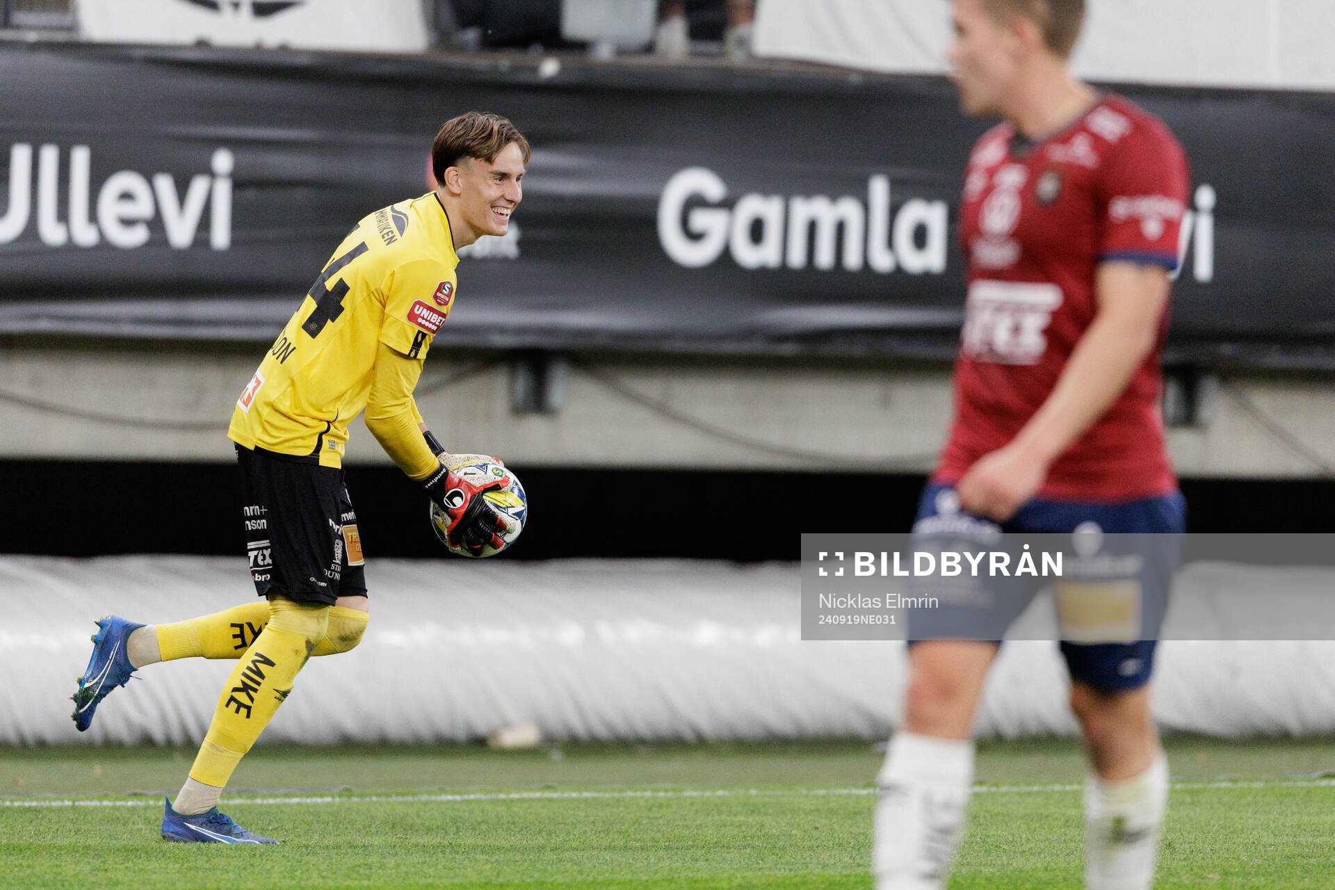 Örgrytes målvakt Hampus Gustafsson jublar