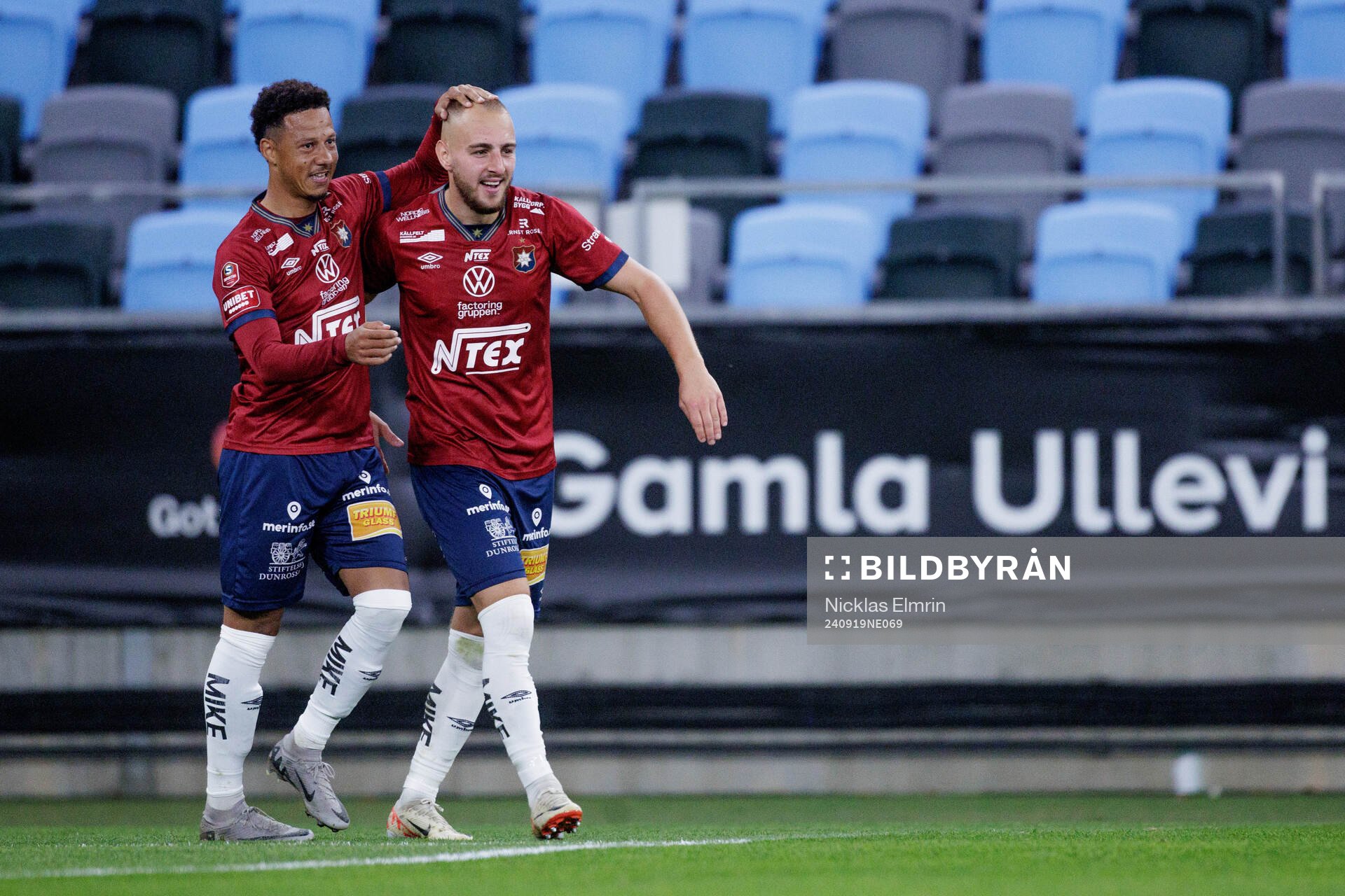 Örgrytes Tobias Sana och Amel Mujanic jublar efter 1-0 under fotbollsmatchen i Superettan mellan Örgryte och Landskrona den 19 september 2024 i Göteborg.
