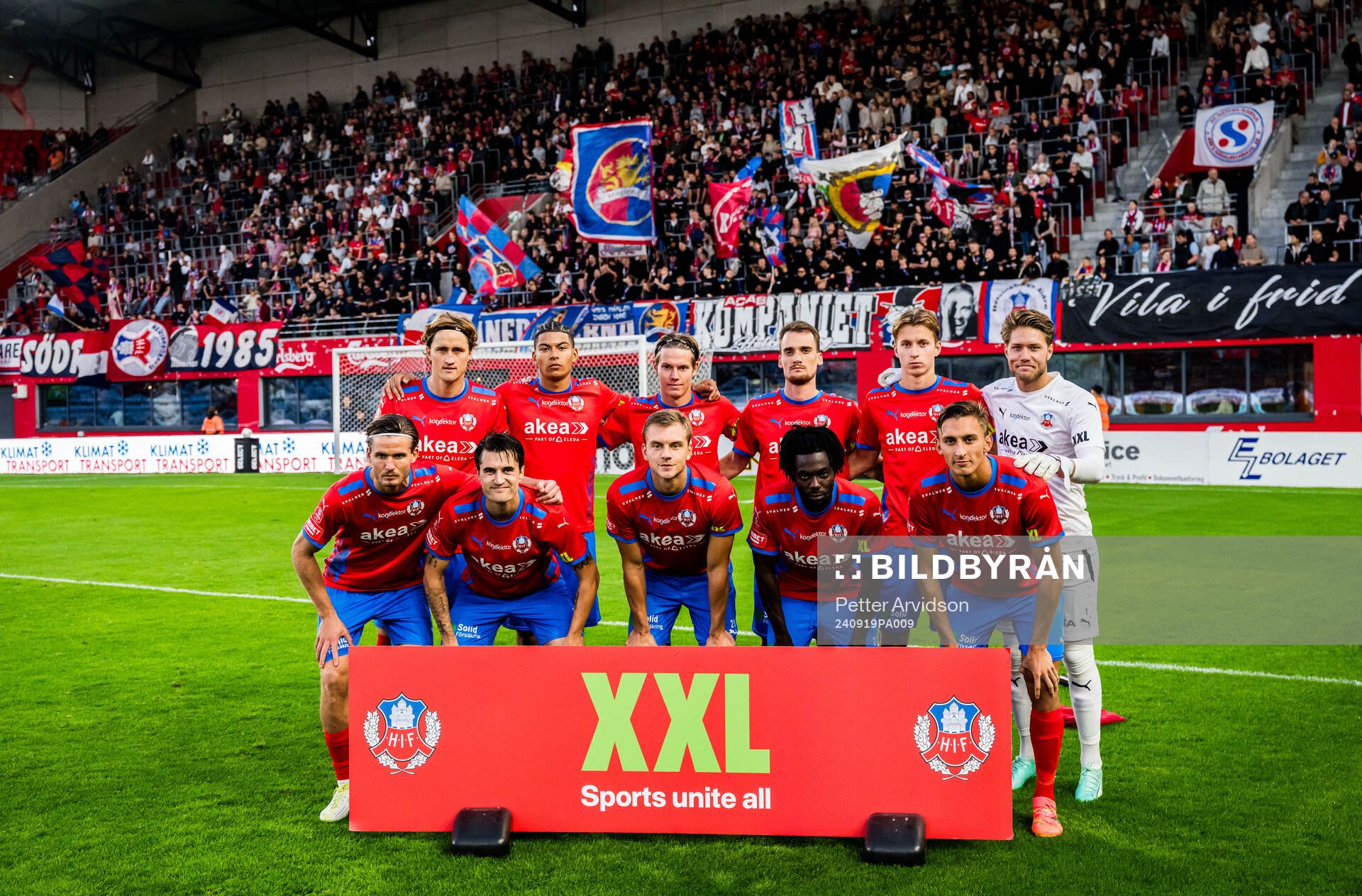 Helsingborgs spelare ställer upp för en lagbild inför fotbollsmatchen i Superettan mellan Helsingborg och Oddevold den 19 september 2024 i Helsingborg.