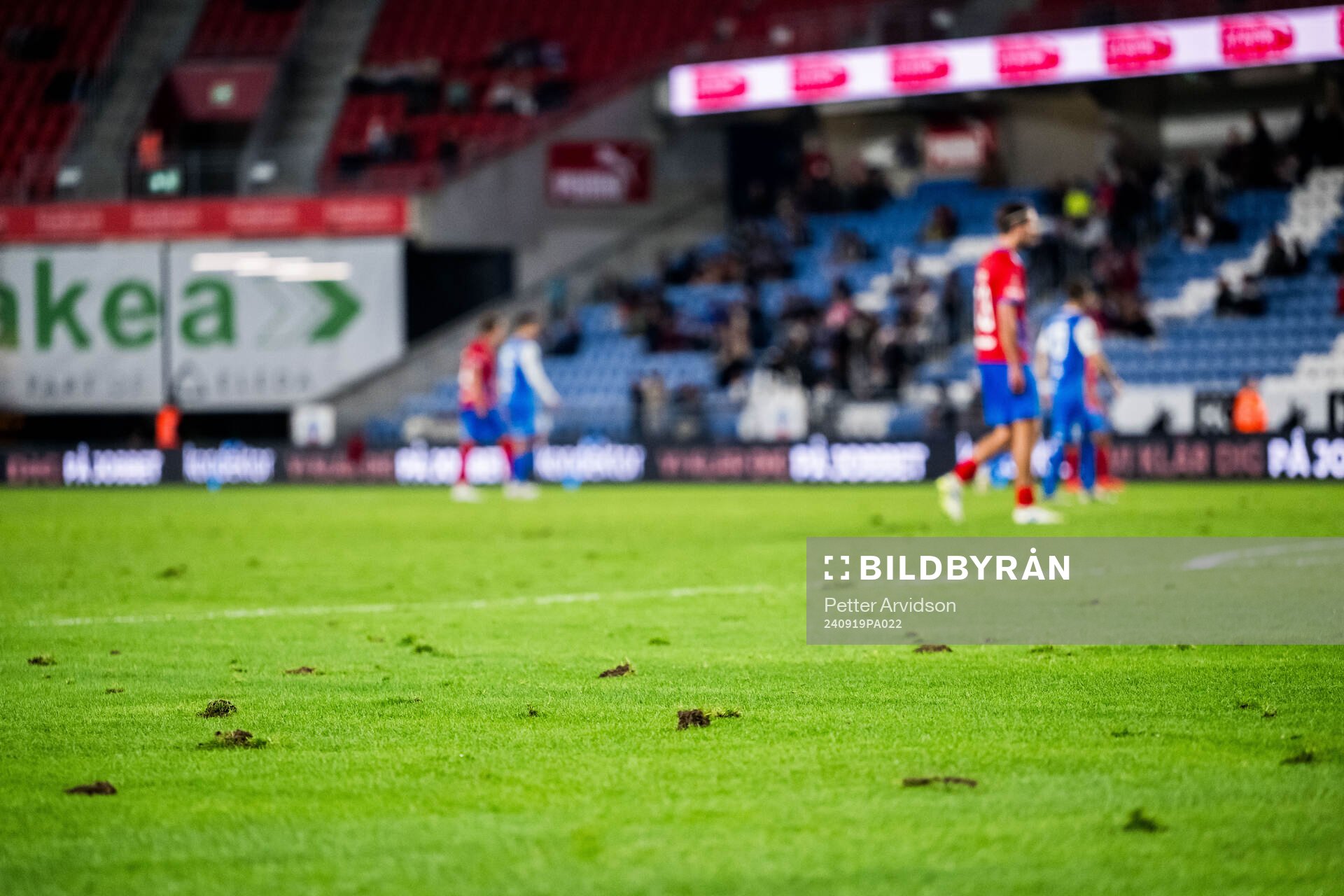 Grästuvor på planen