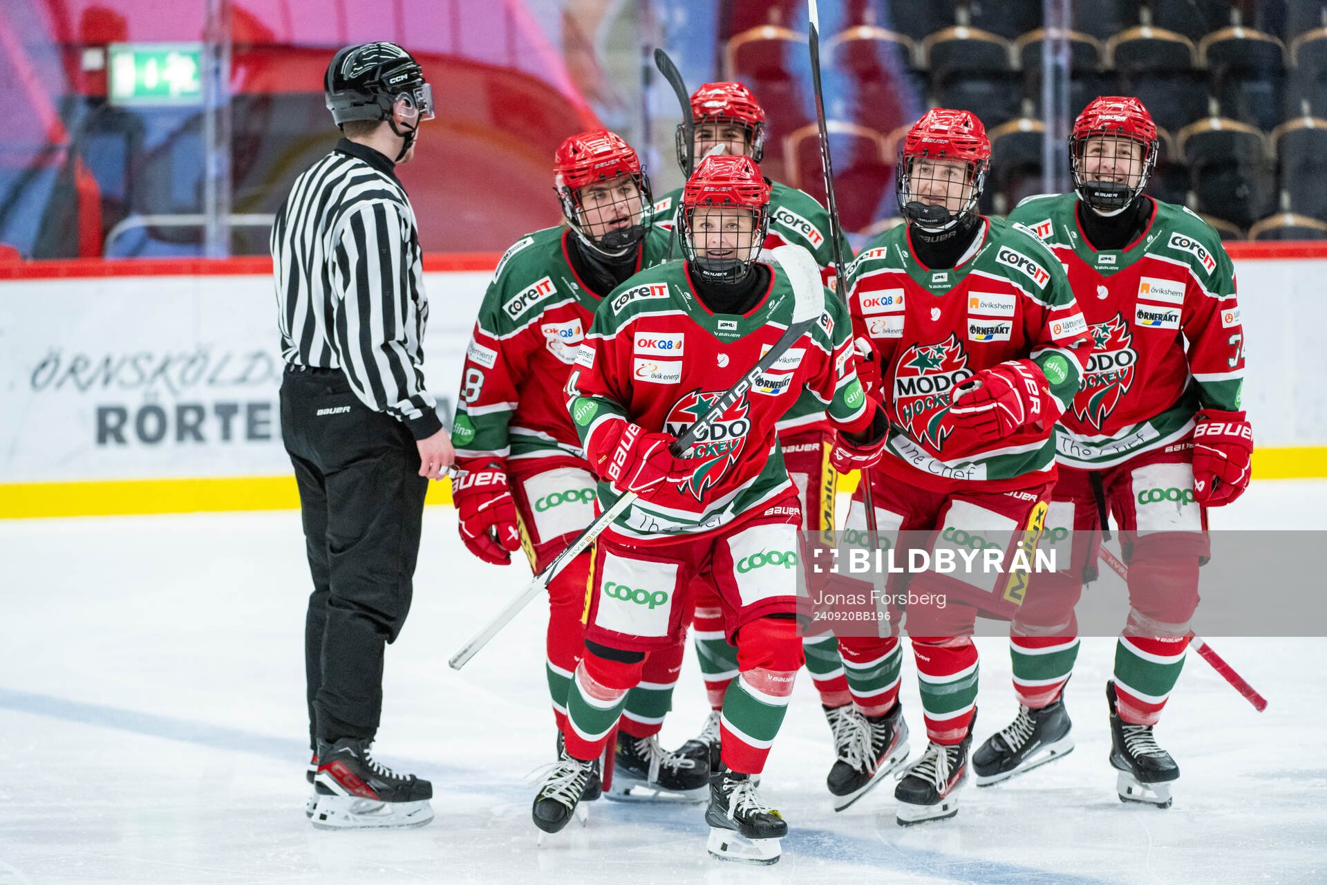 Modos Lovisa ENgström jublar med lagkamrater