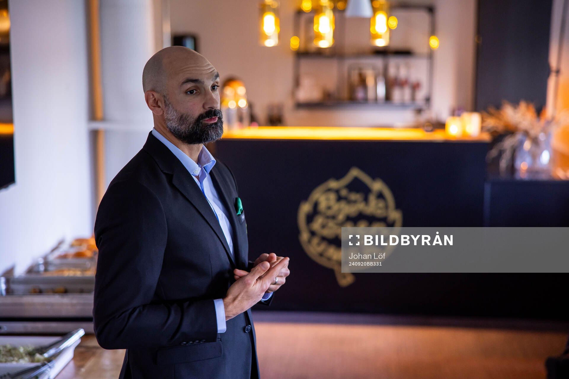 Björklövens Assisterande tränare Daniel Rahimi pratar