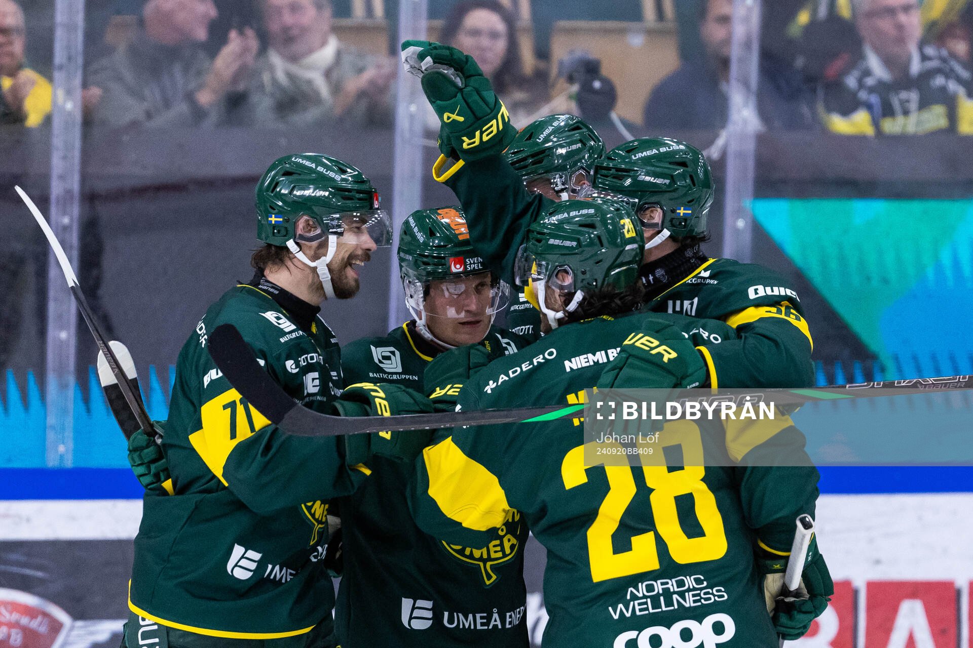 Björklövens Gustav Possler jublar med lagkamrater