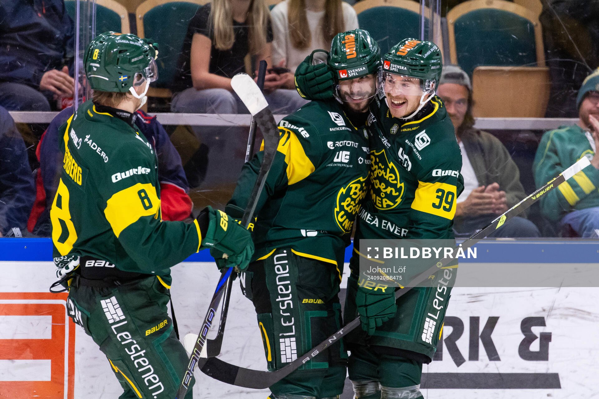 Björklövens Gustav Possler jublar med lagkamrater