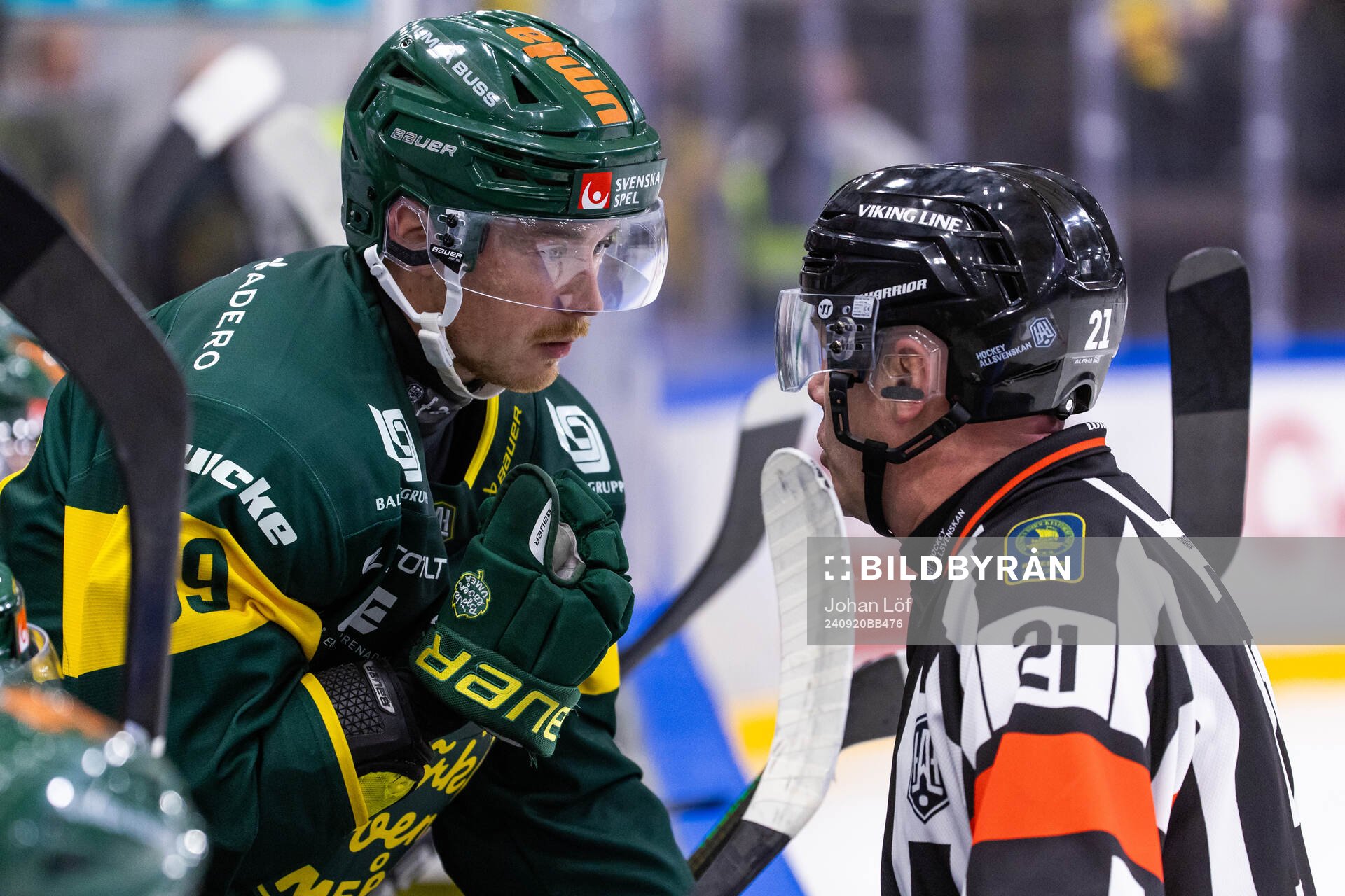 Björklövens Joel Mustonen diskuterar med domare Anders
