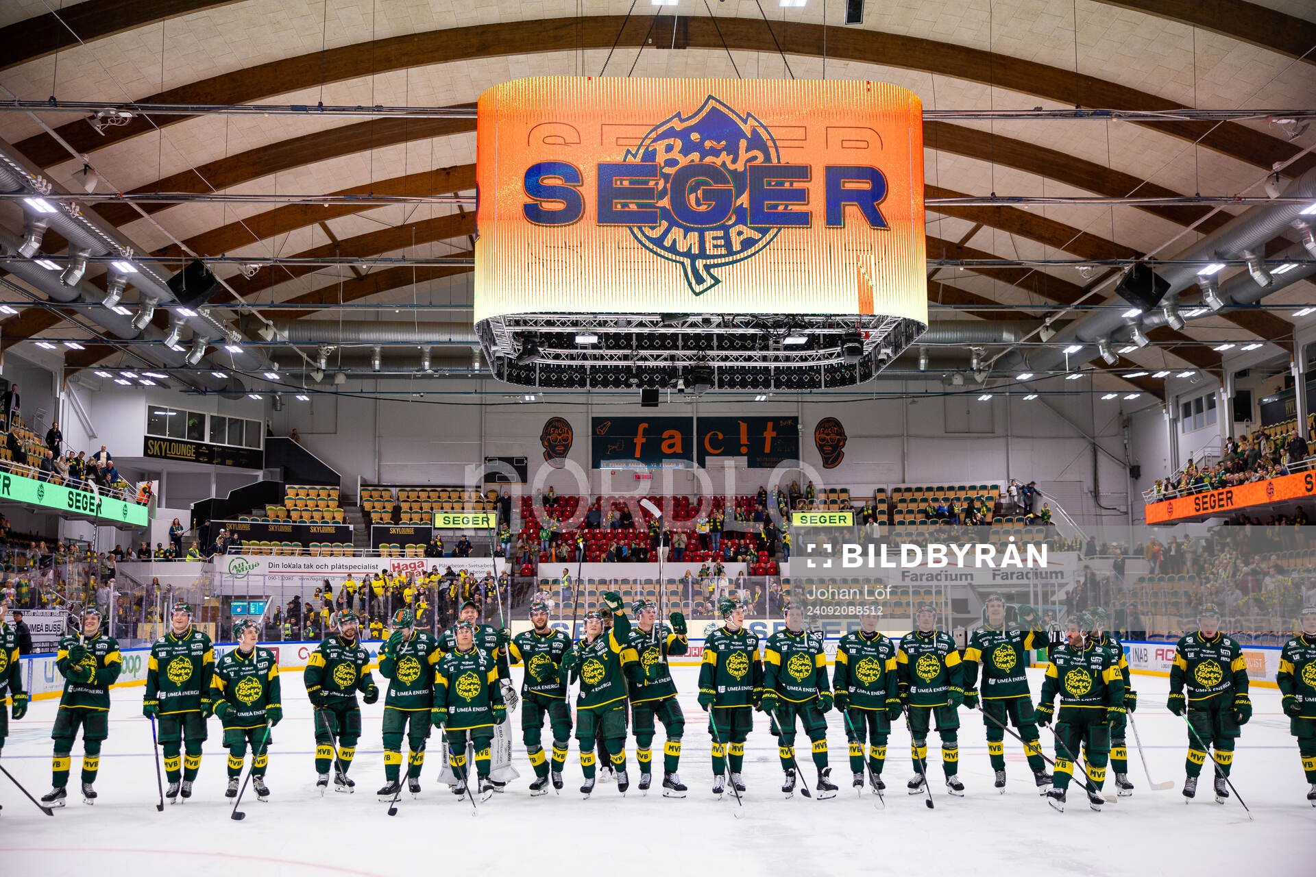 Björklövens spelare jublar