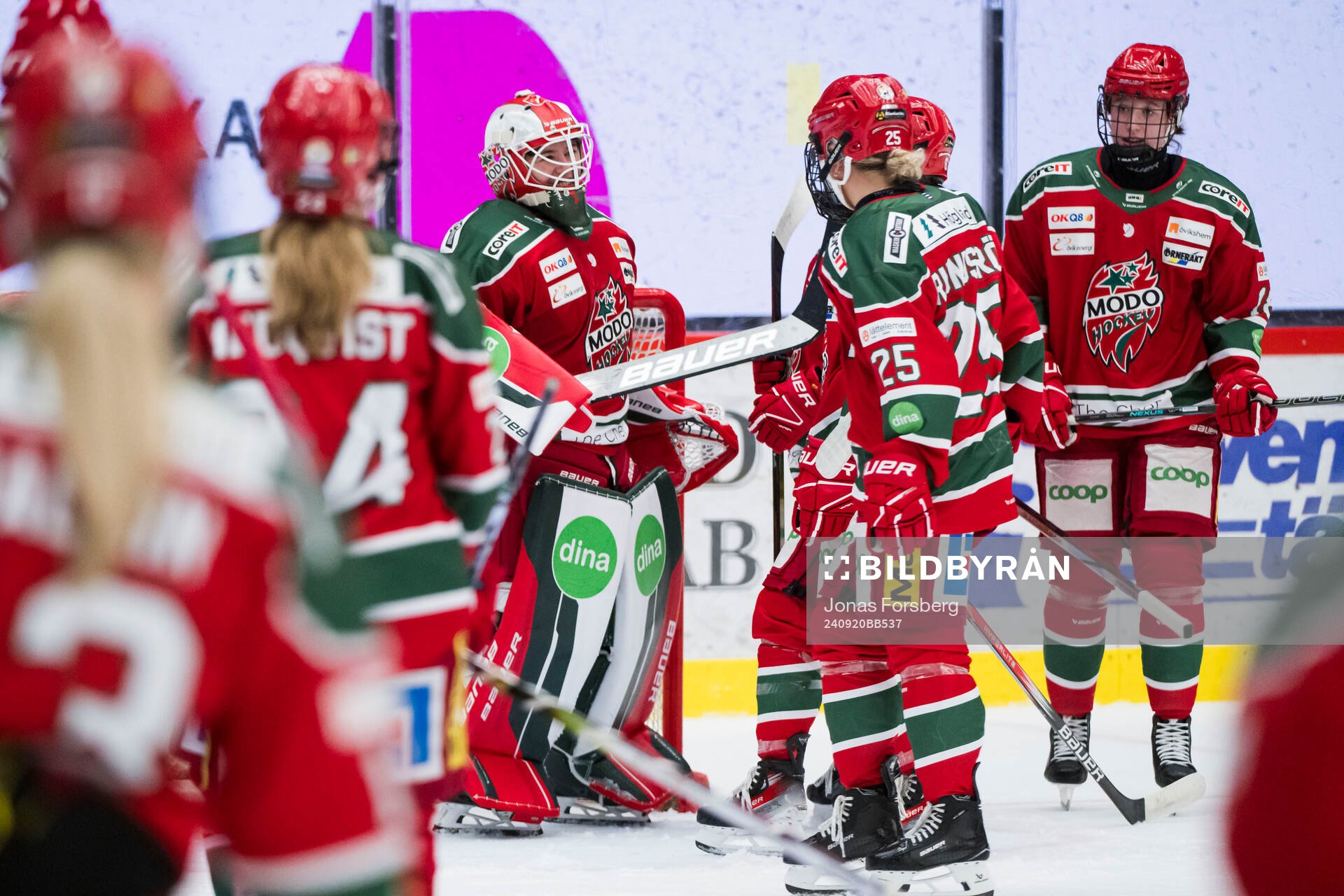 Modos målvakt Andrea Brändli jublar