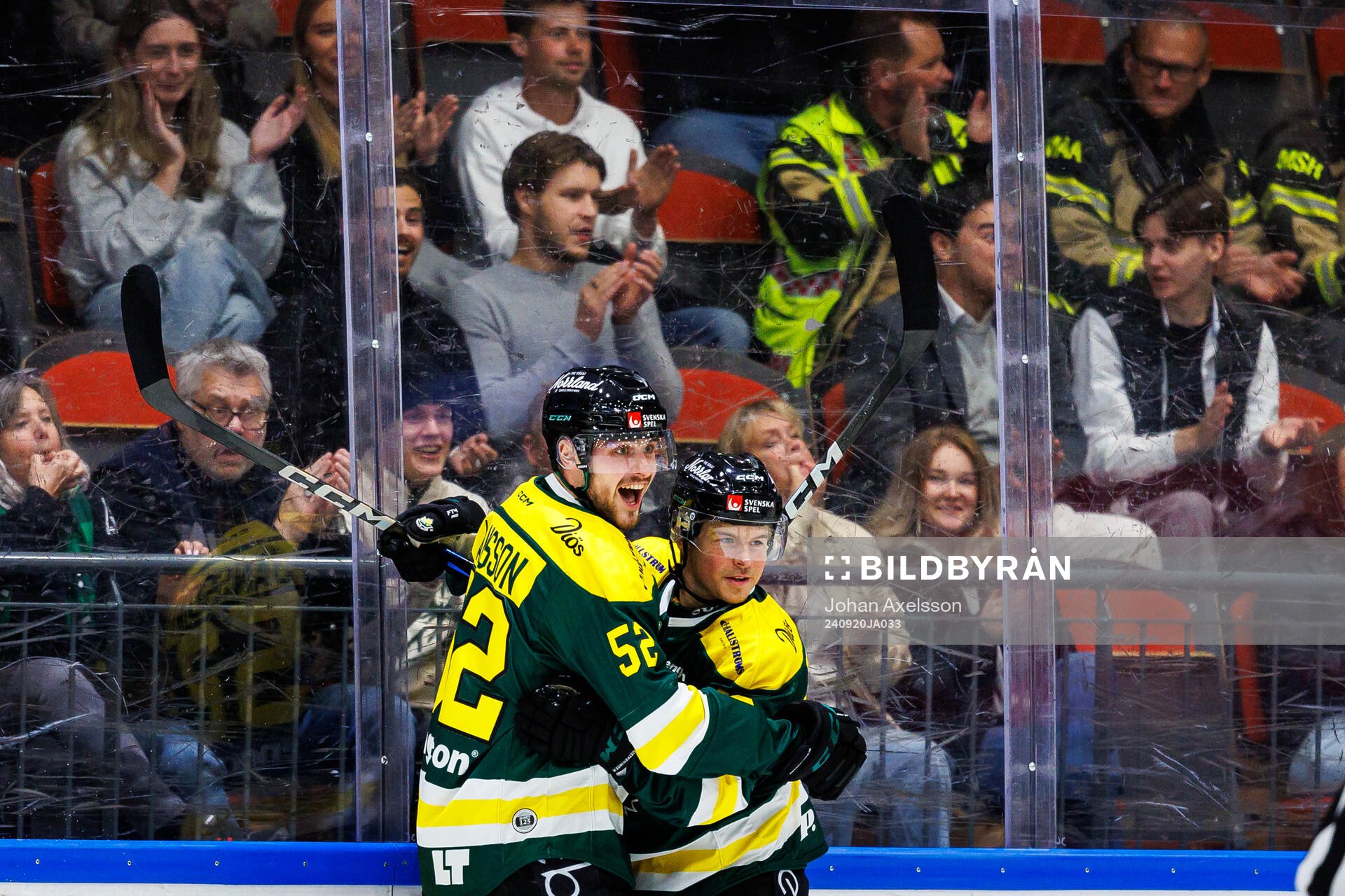 Östersunds Fredric Jansson jublar med Johan Mörnsjö