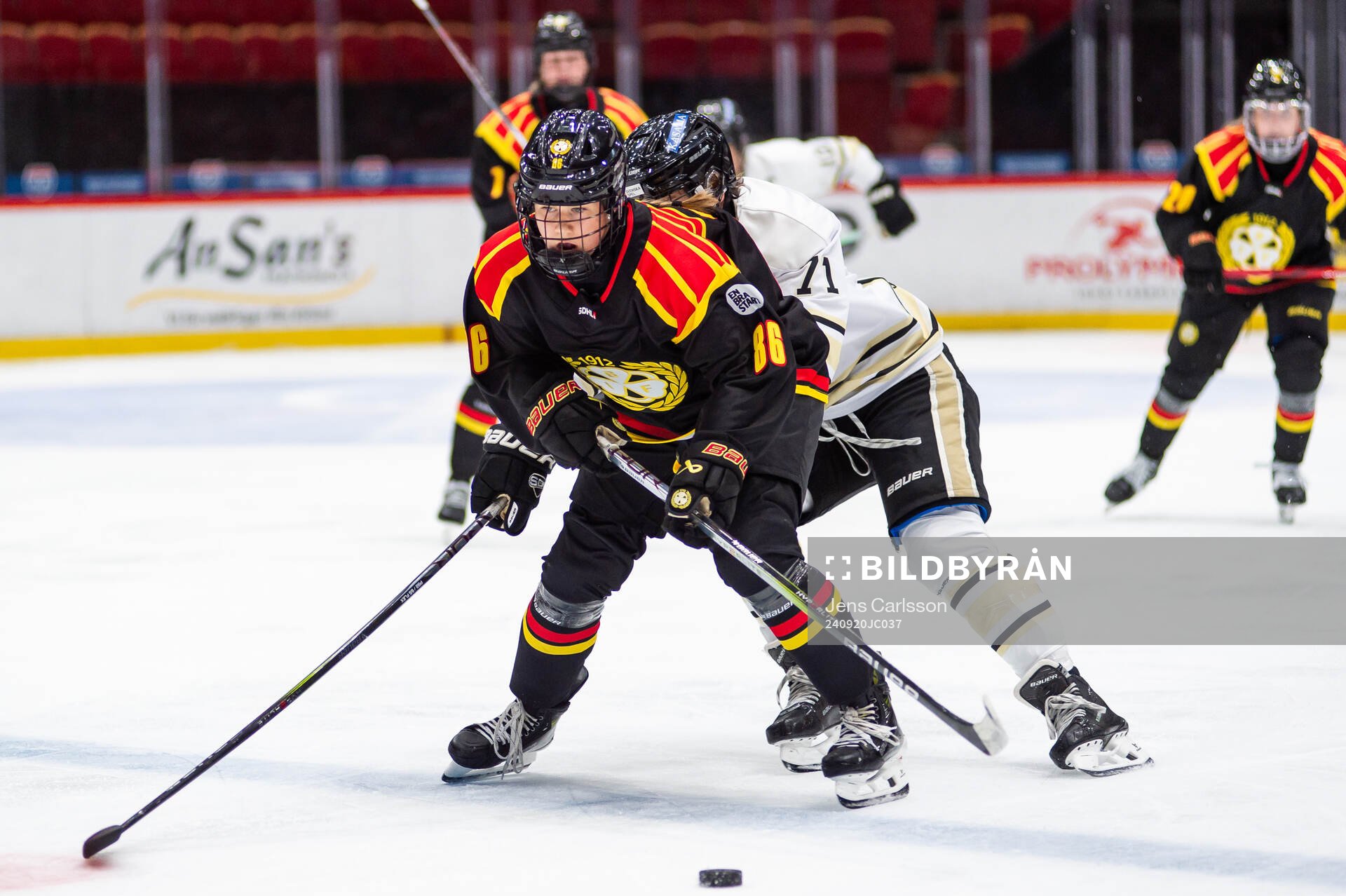 Brynäs Sanni Vanhanen och SDEs Emily Nix