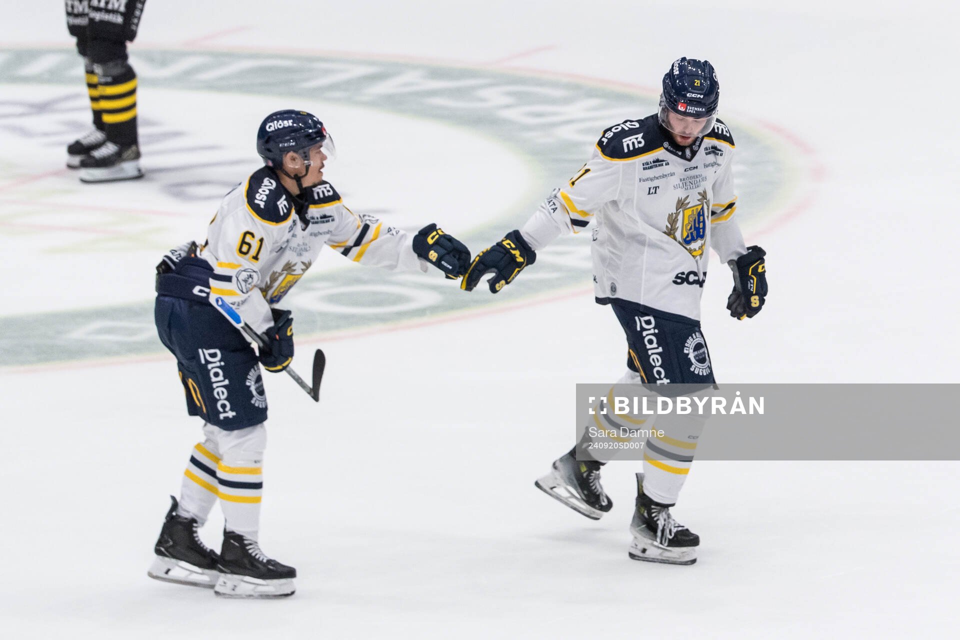Södertäljes Miikka Pitkänen och Nolan Stevens jublar