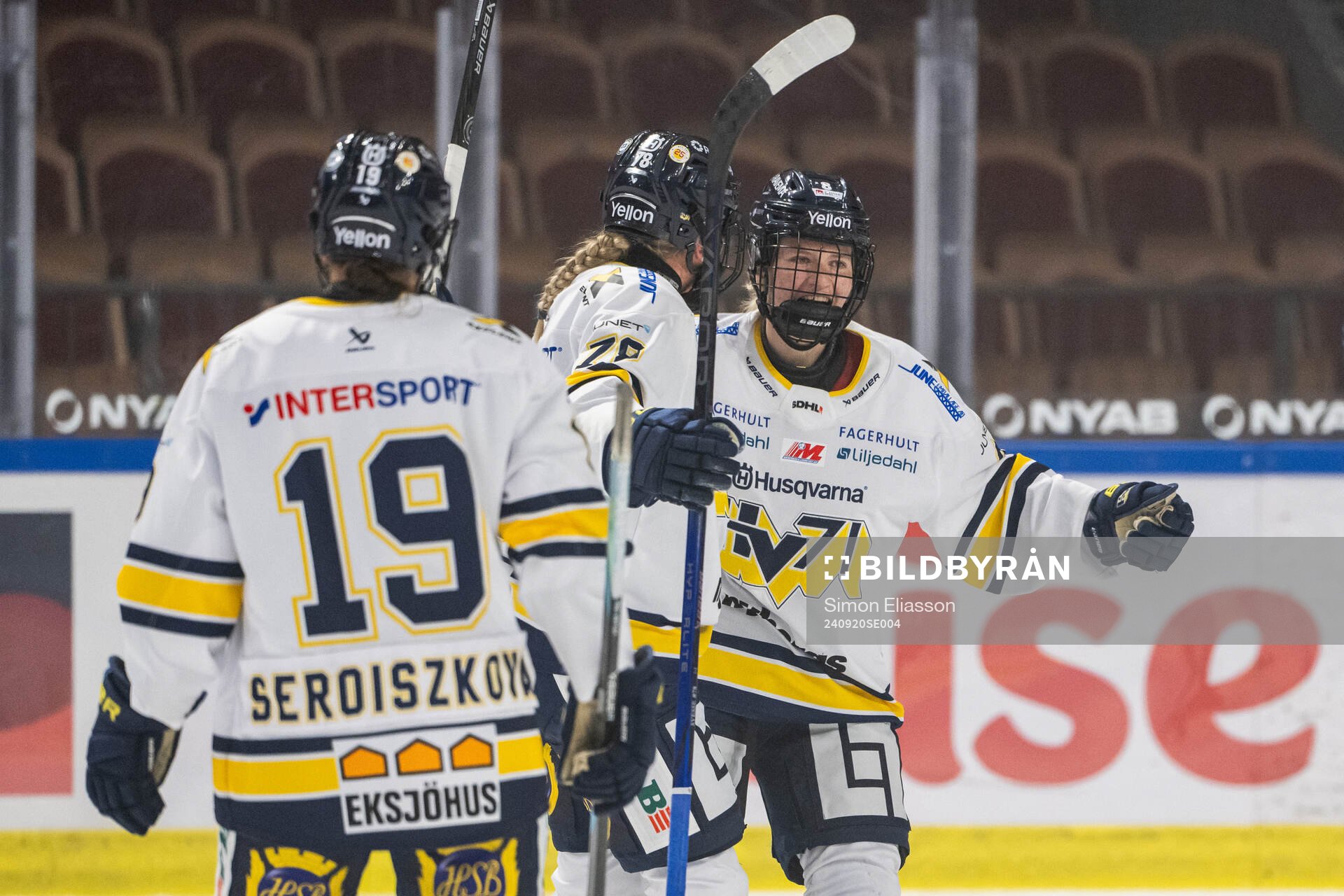 HV71s Hilda Svensson jublar med lagkamrater