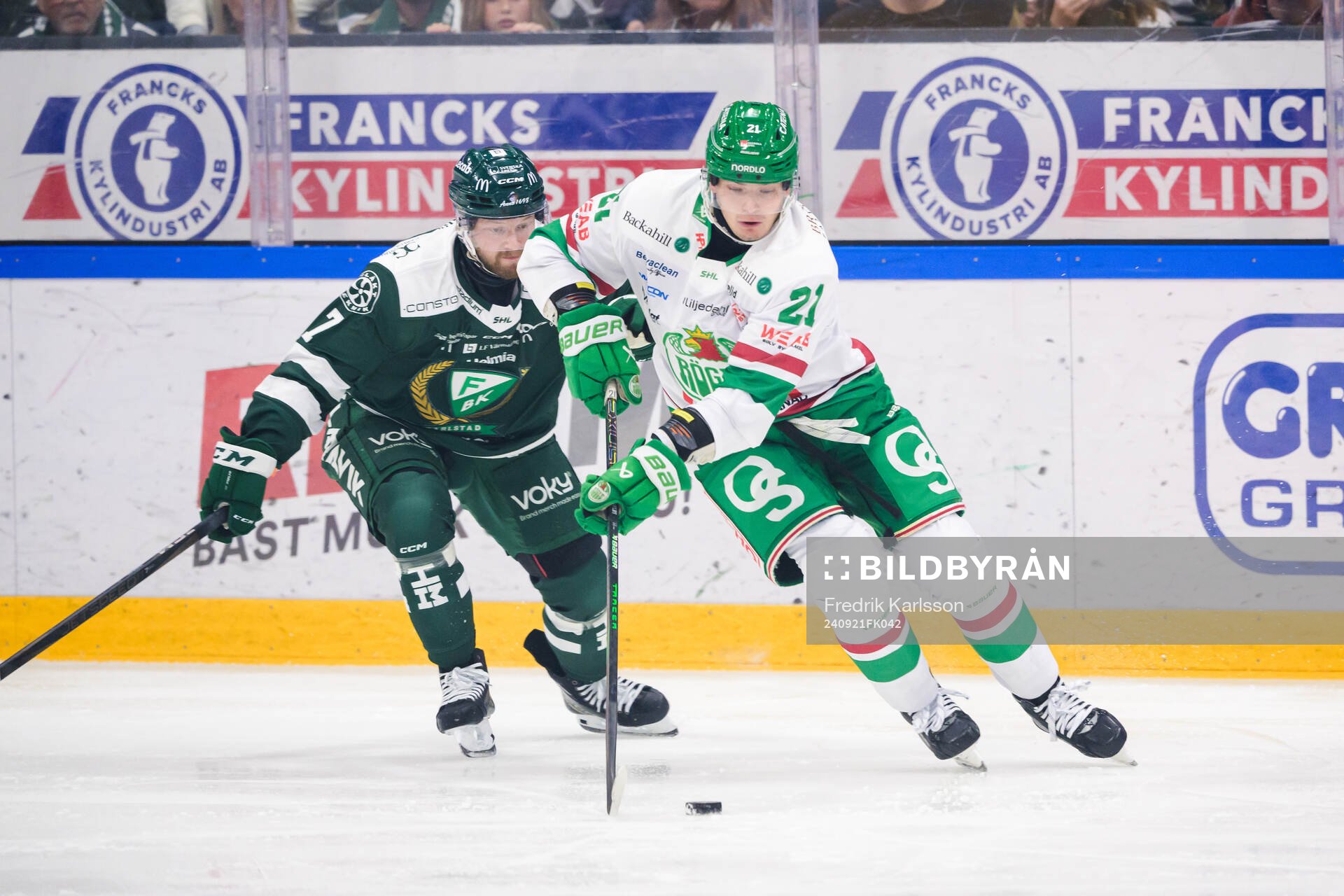Färjestads Axel Bergkvist och Rögles Henry Bowlby
