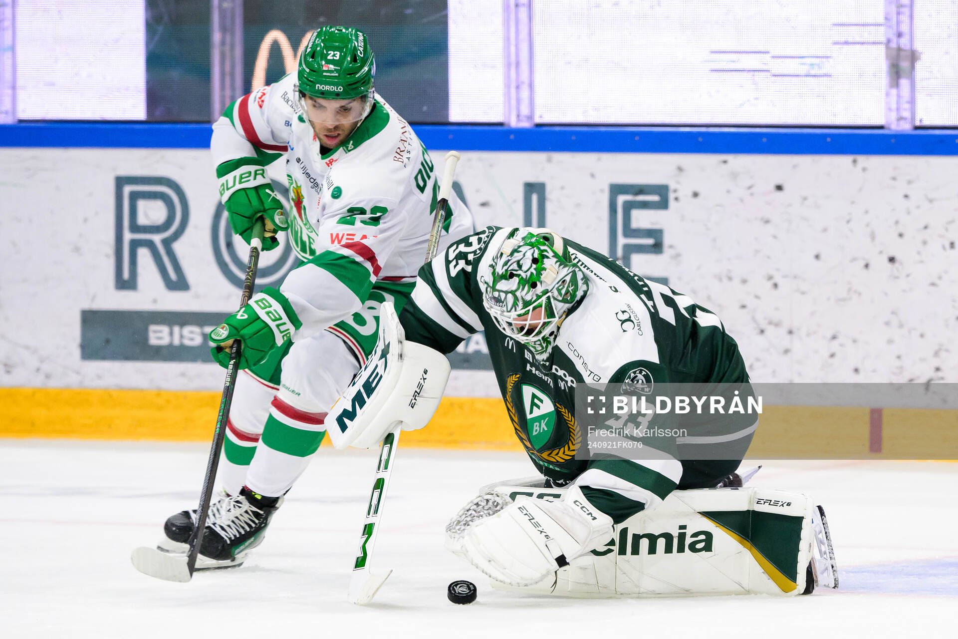 Rögles Josh Dickinson och Färjestads målvakt Maxime