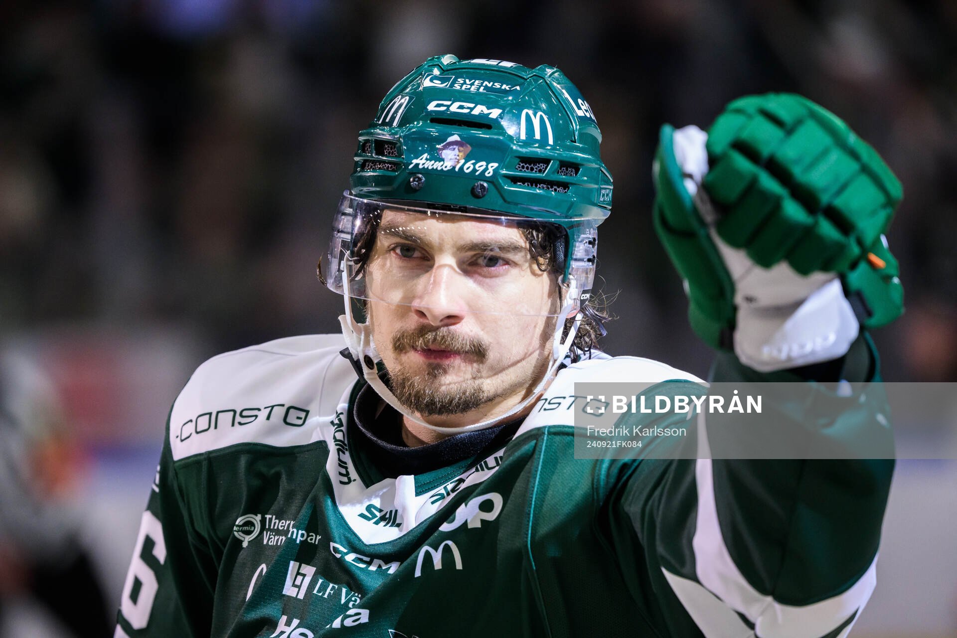 Färjestads David Tomasek jublar
