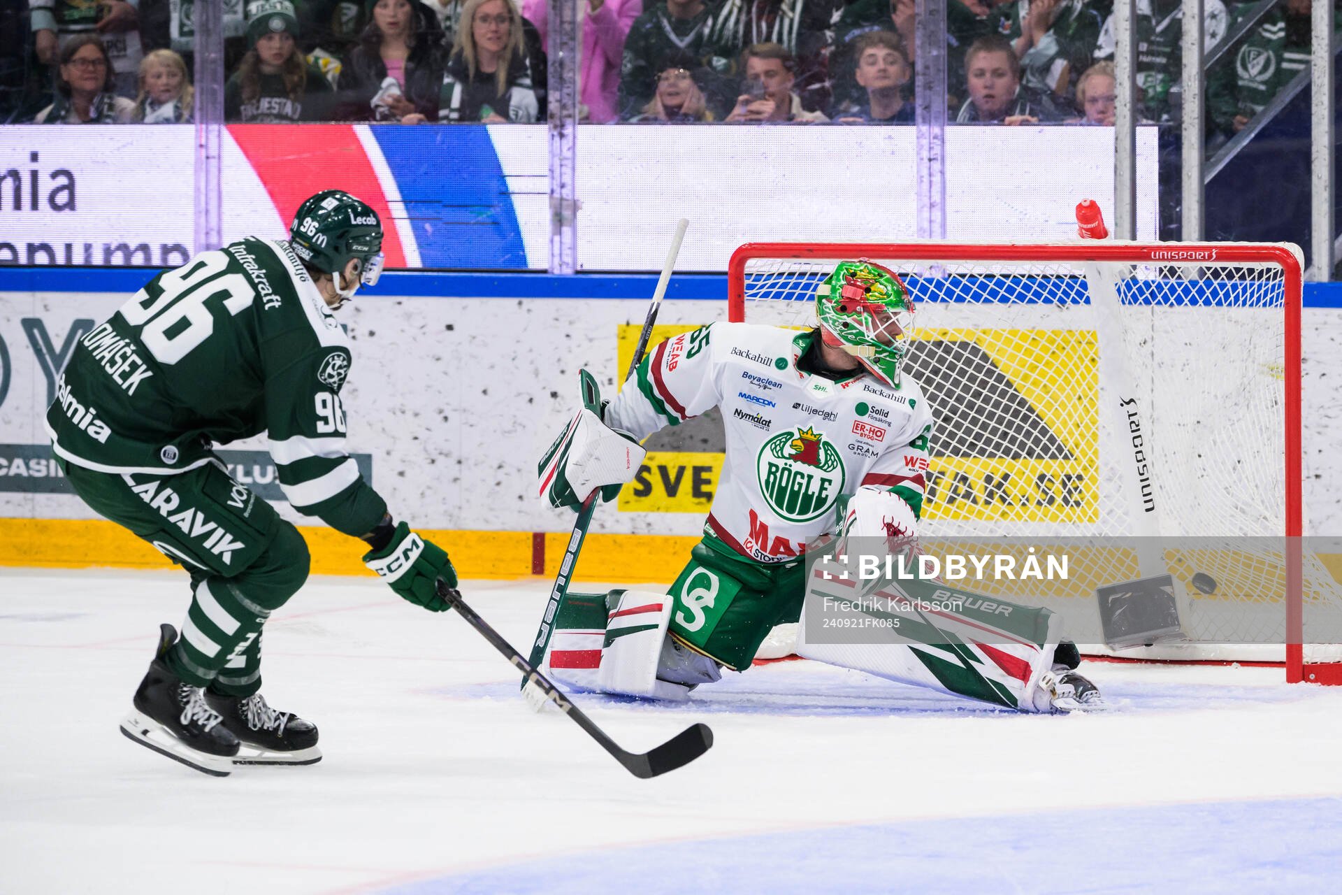 Färjestads David Tomasek gör 3-3 på Rögles målvakt