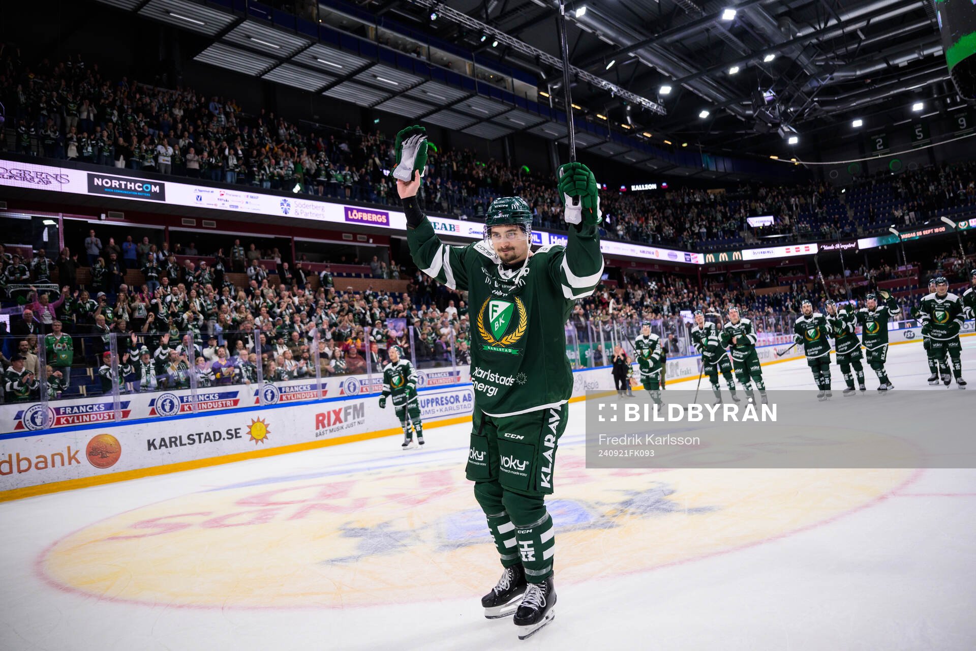 Färjestads David Tomasek jublar