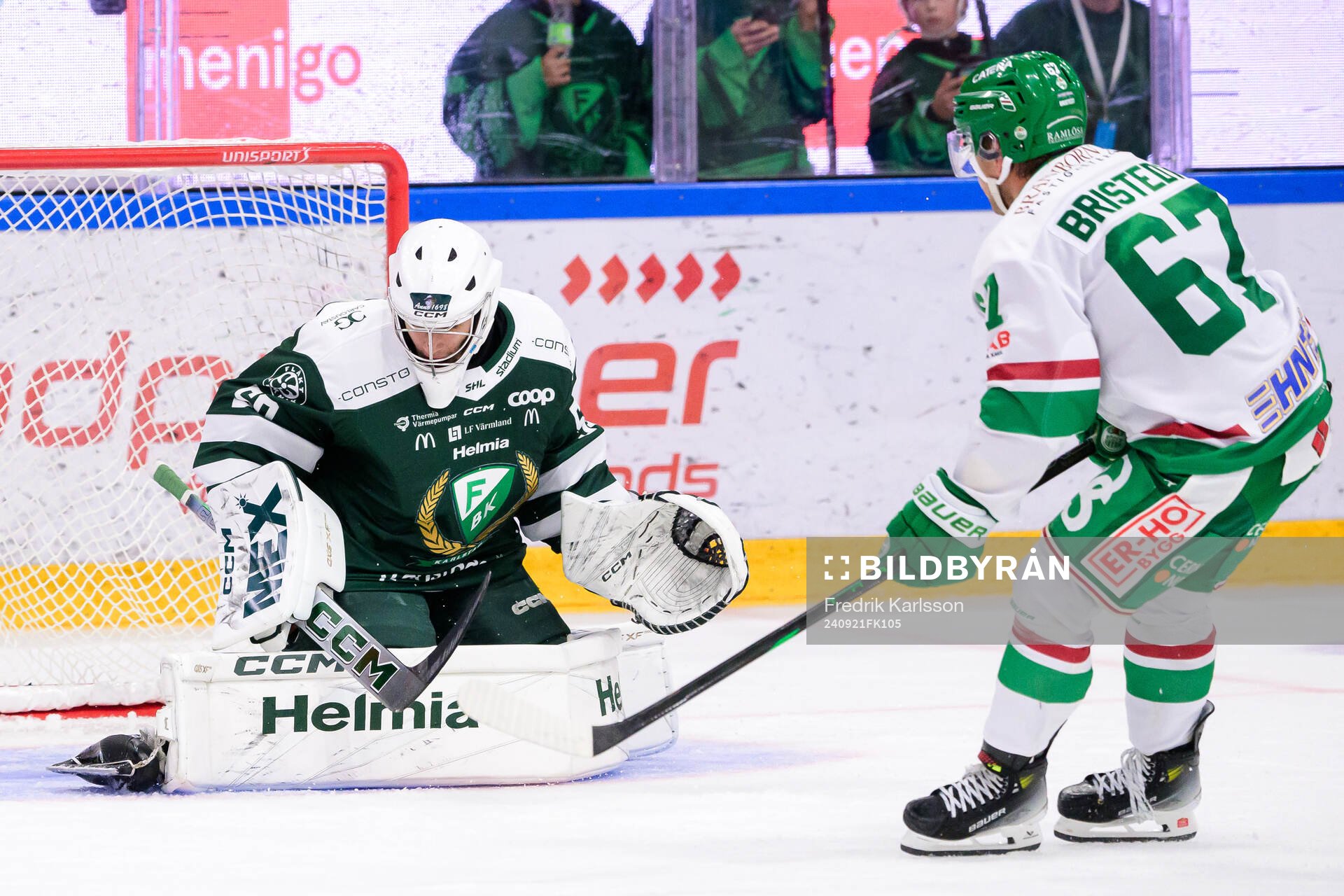 Färjestads målvakt Damian Clara och Rögles Leon Bristedt