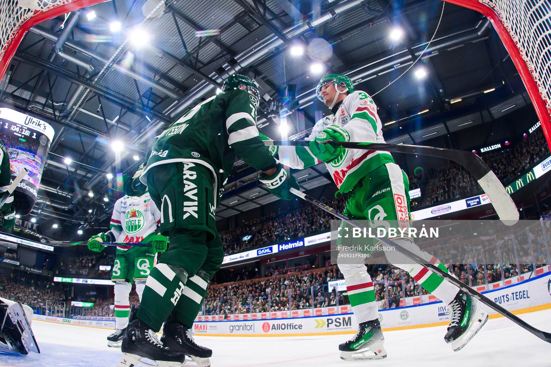 Färjestads Adam Ollas Mattsson och Rögles Albin Sundsvik