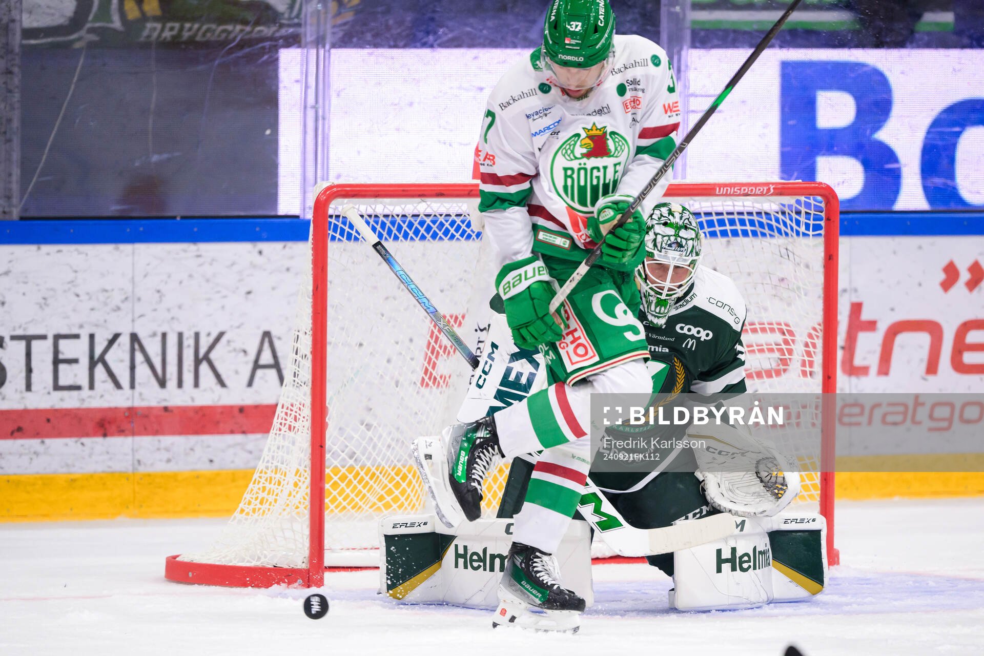 Rögles Albin Sundsvik och Färjestads målvakt Maxime