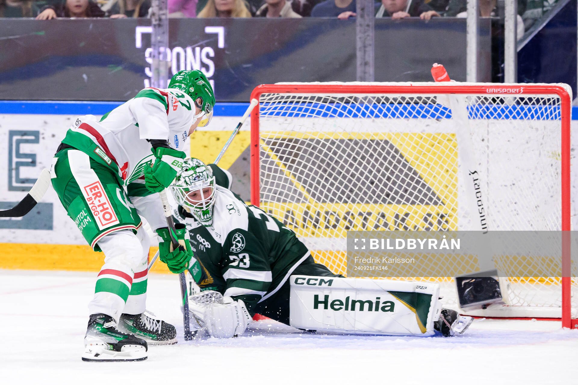 Rögles Albin Sundsvik och Färjestads målvakt Maxime