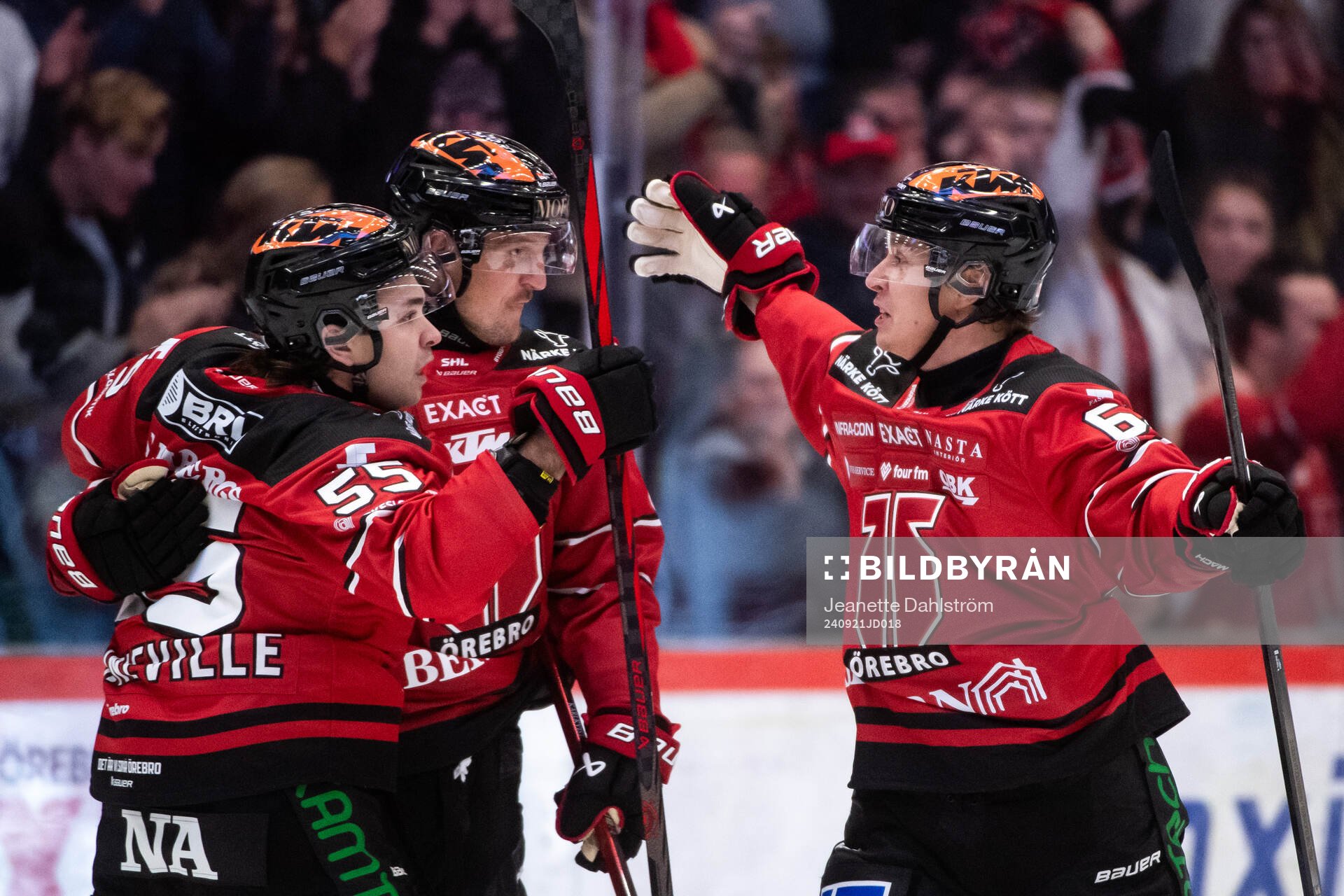Örebros Robert Leino jublar med lagkamrater