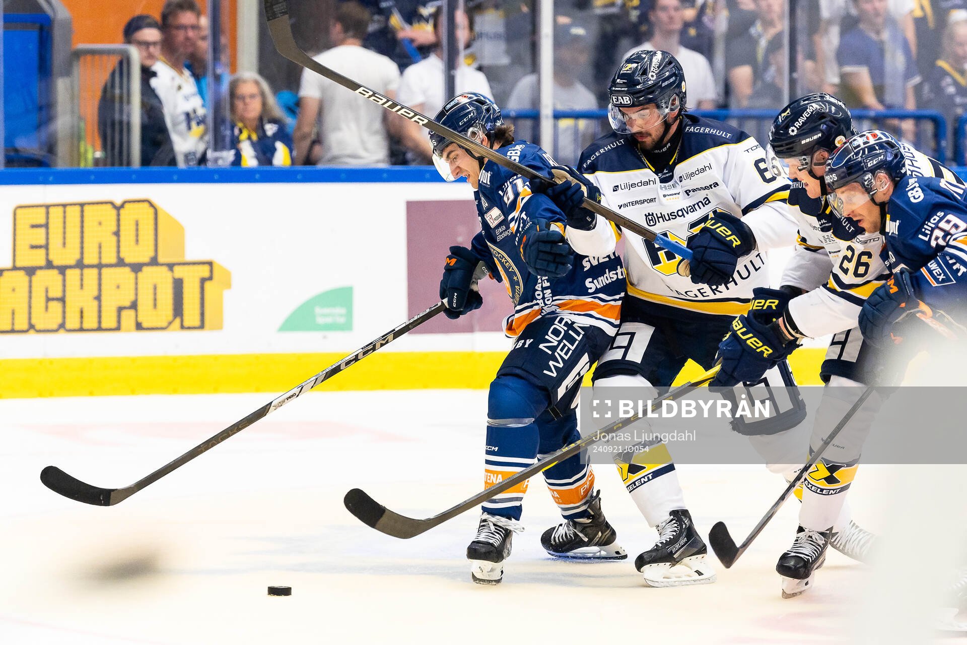 Växjös Felix Robert och HV71s Oliwer Kaski