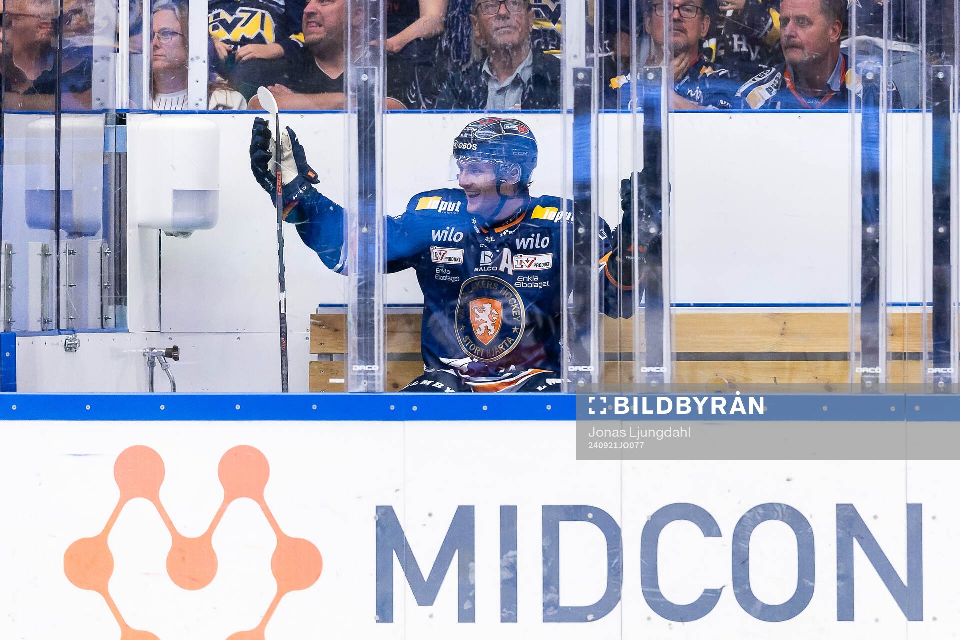 Växjös Keegan Lowe reagerar i utvisningsbåset