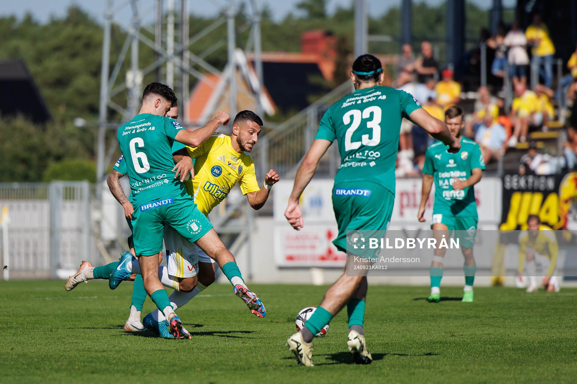 Ljungskiles Mattias Bahno och Falkenbergs Leonardo Farah