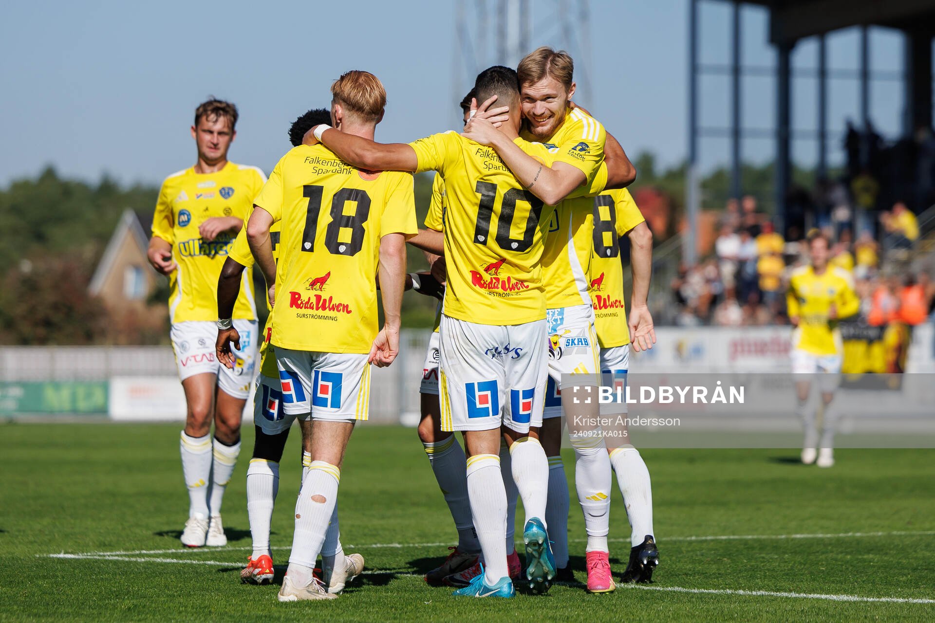 Falkenbergs Hugo Tilly jublar med laget