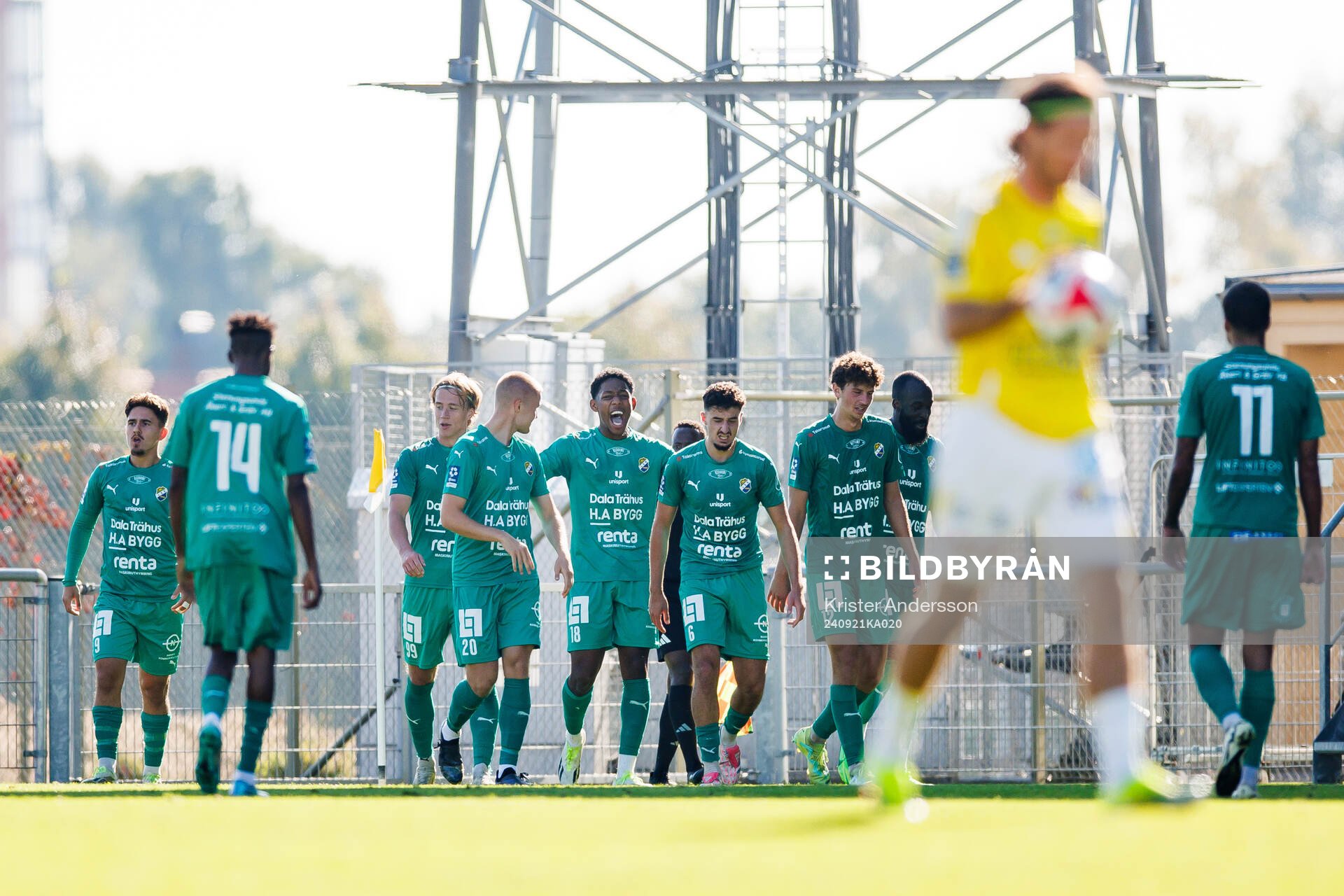 Ljungskiles Adrian Helm jublar med laget