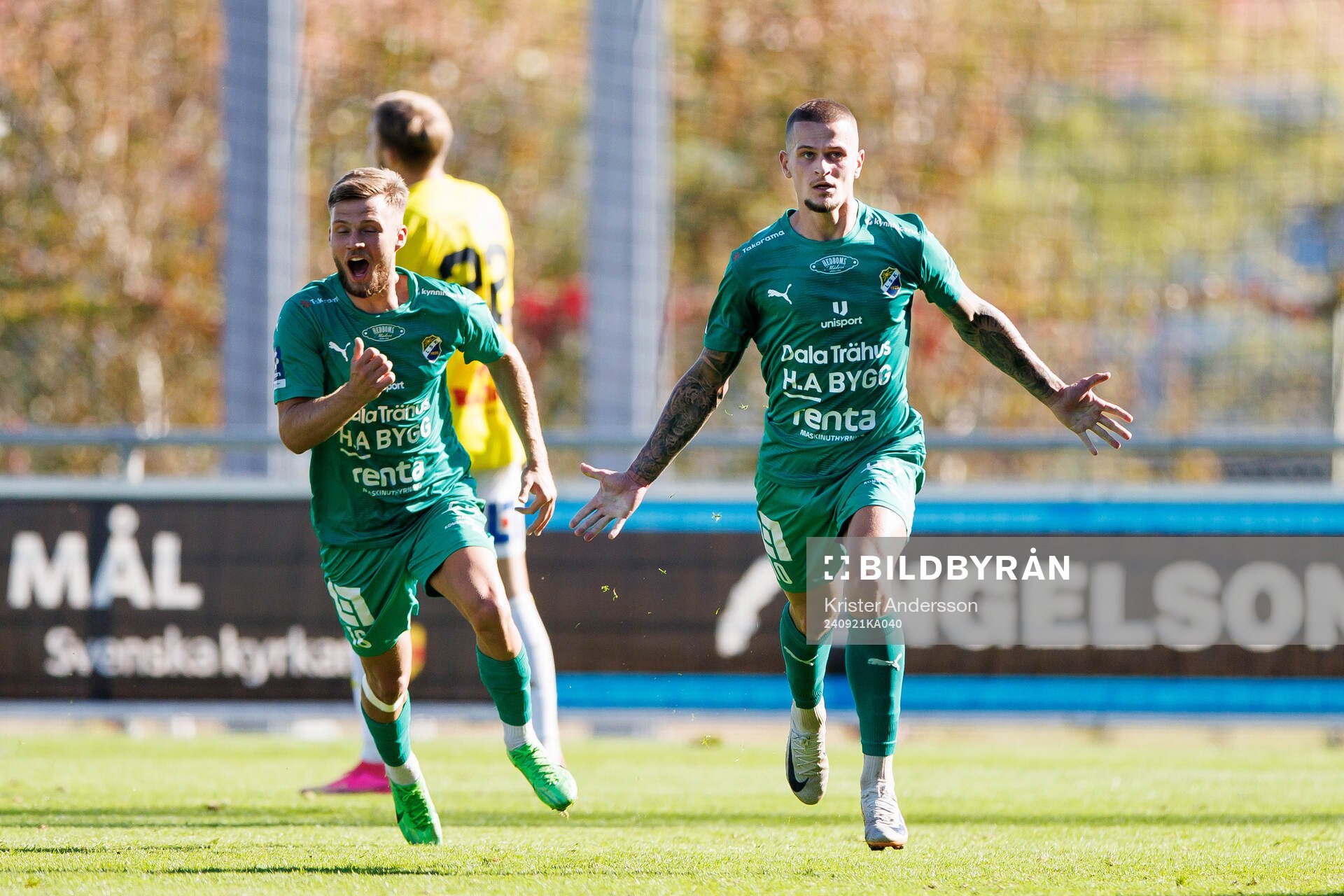 Ljungskiles Filip Ambroz jublar efter 2-2 under fotbollsmatchen i Ettan södra mellan Falkenberg och Ljungskile den 21 september 2024 i Falkenberg. 