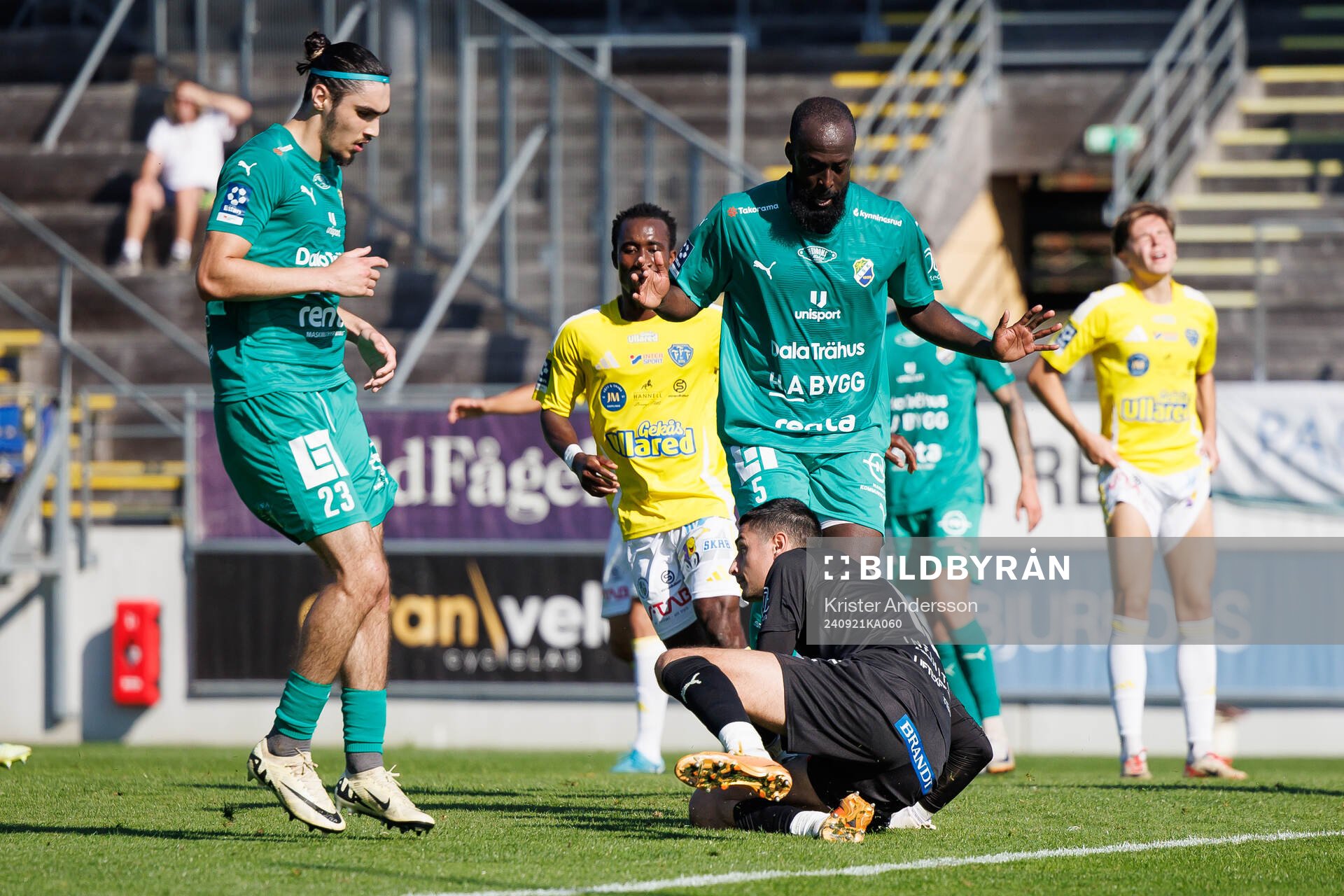 Ljungskiles Mehmet Uzel, Ronald Mukiibi och målvakt Tom