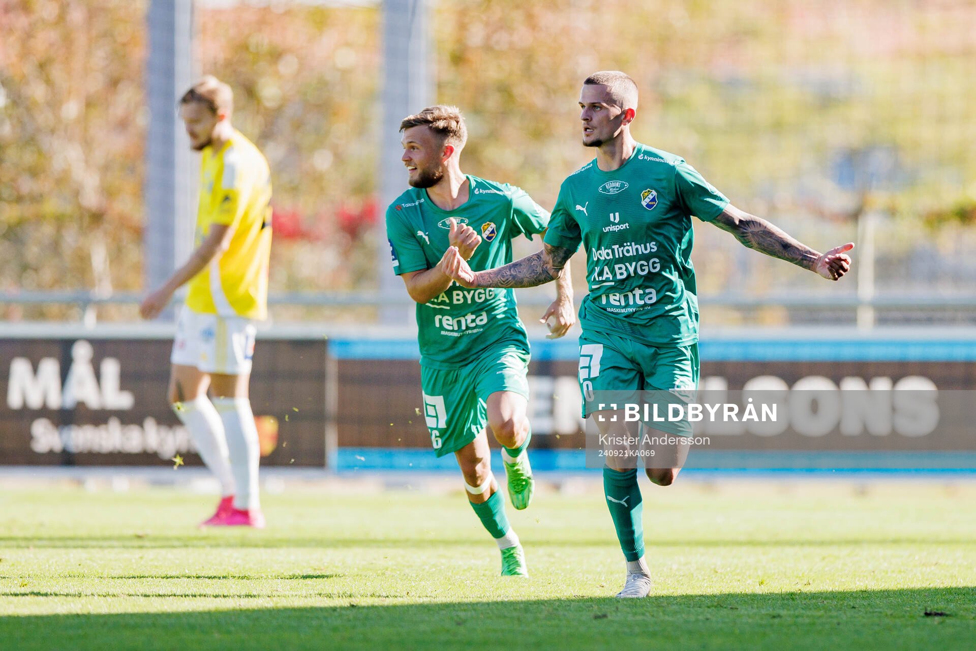 Ljungskiles Filip Ambroz jublar efter 2-2 under fotbollsmatchen i Ettan södra mellan Falkenberg och Ljungskile den 21 september 2024 i Falkenberg. 