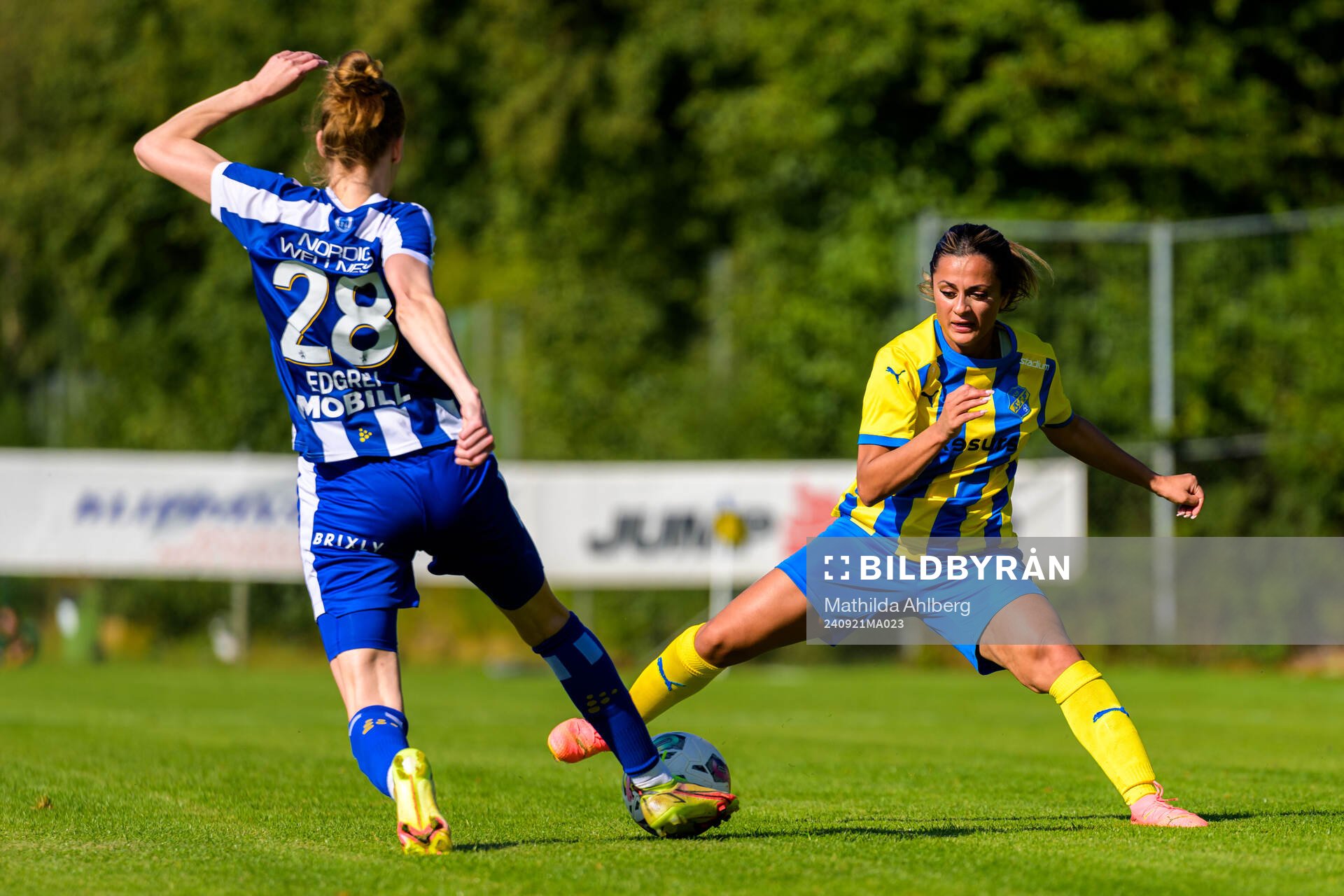 IFK Göteborgs Amanda Edgren och Eskilsminnes Marwa Said under fotbollsmatchen i Division 1 södra mellan Eskilsminne och IFK Göteborg den 21 september 2024 i Helsingborg.