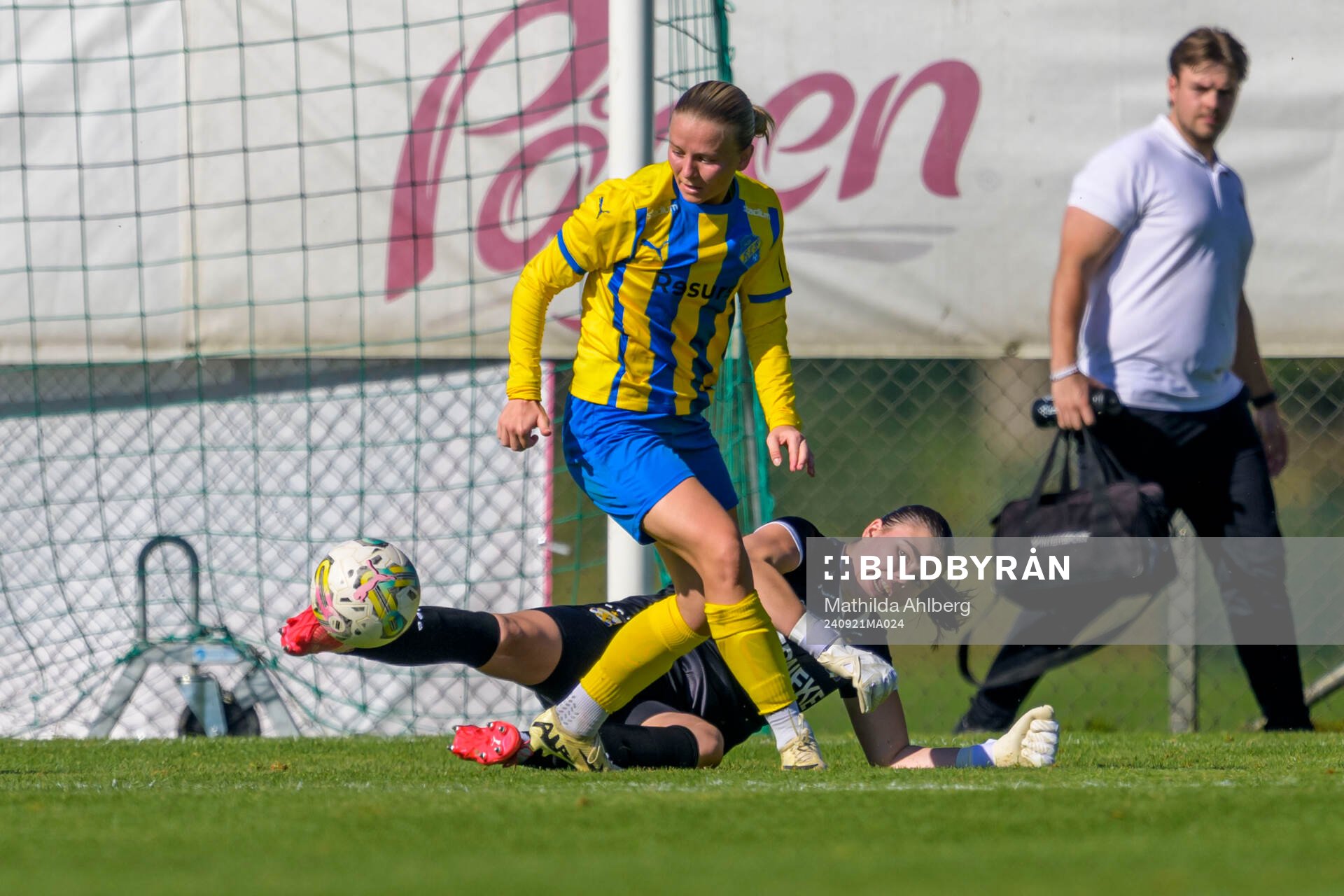 Eskilsminnes Johanna Lindblom och IFK Göteborgs målvakt Lisa Hall under fotbollsmatchen i Division 1 södra mellan Eskilsminne och IFK Göteborg den 21 september 2024 i Helsingborg.