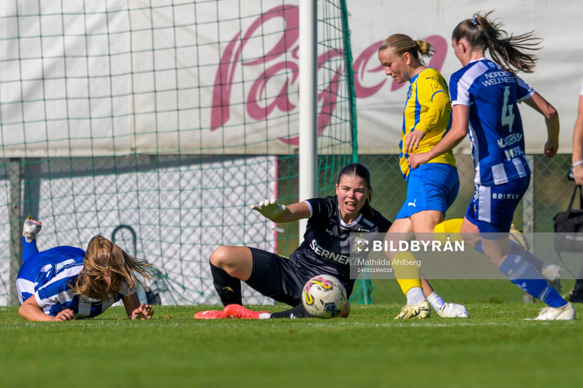 Eskilsminnes Johanna Lindblom och IFK Göteborgs målvakt