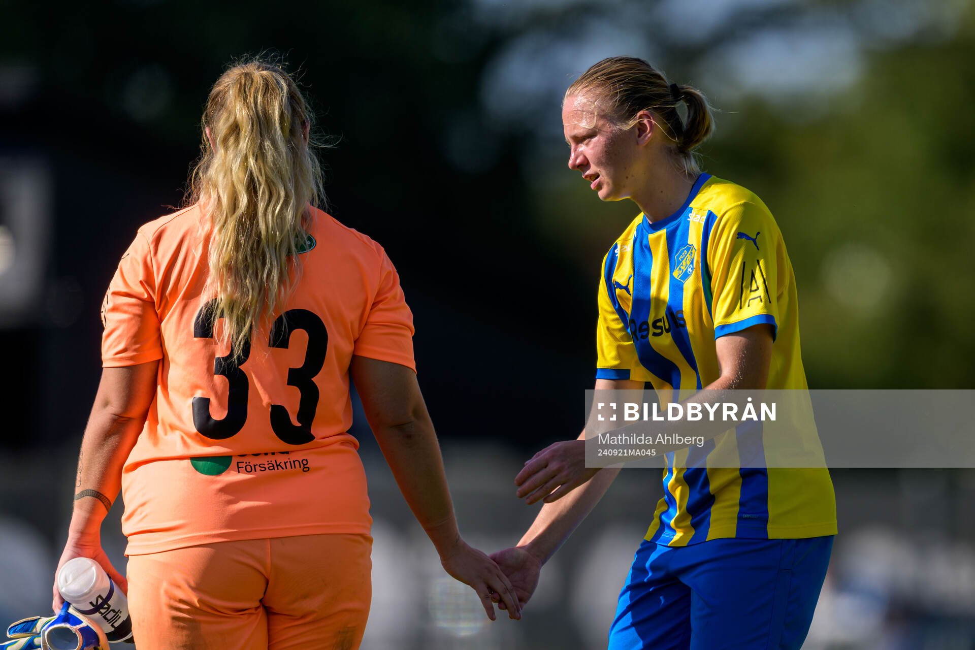 Eskilsminnes målvakt Matilda Magnusson Waldt och Julia