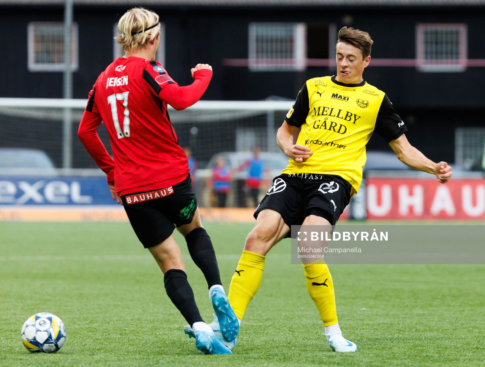Brommapojkarnas Alexander Jensen och Mjällbys Elliot Stroud
