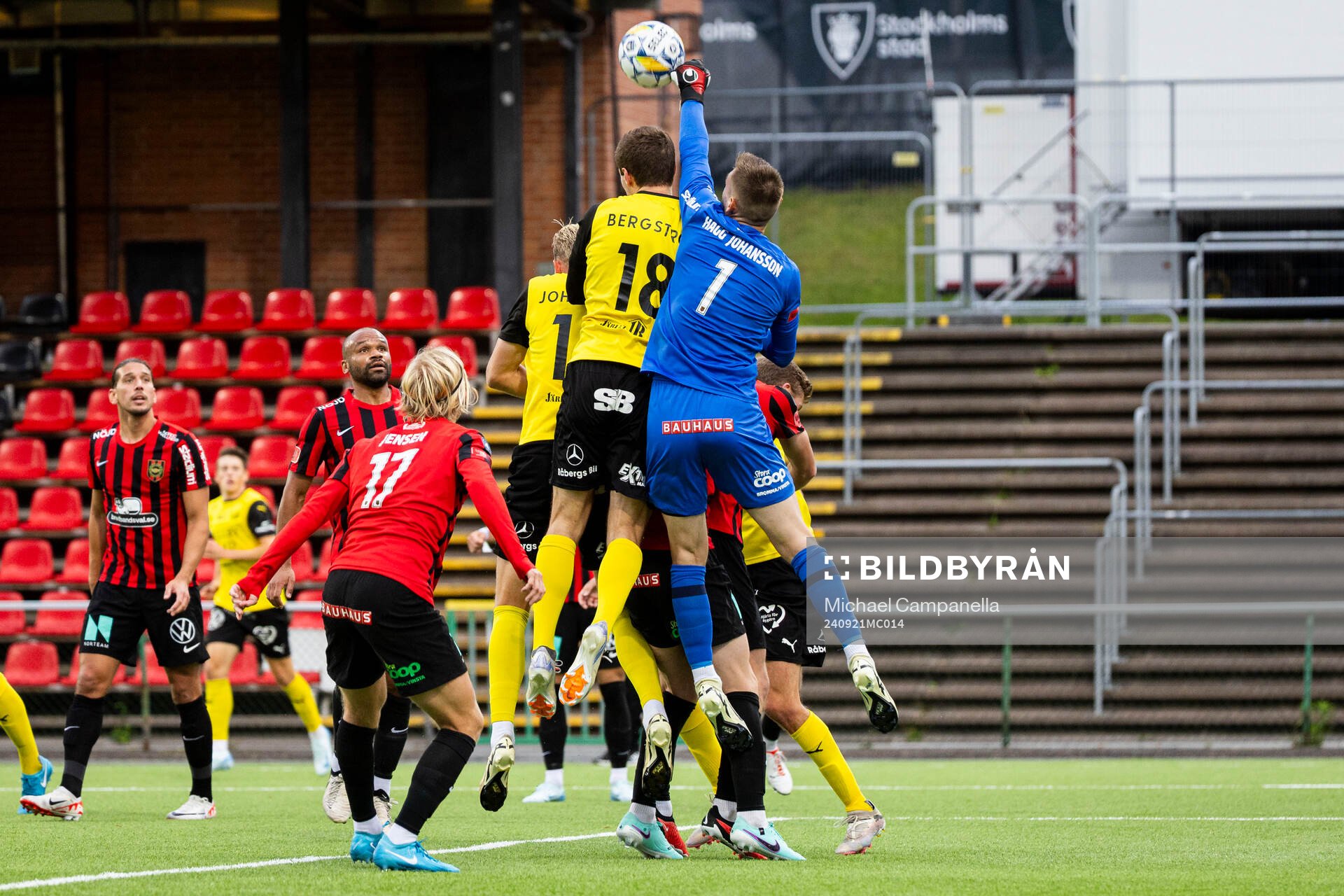 Brommapojkarnas målvakt Lucas Hägg Johansson