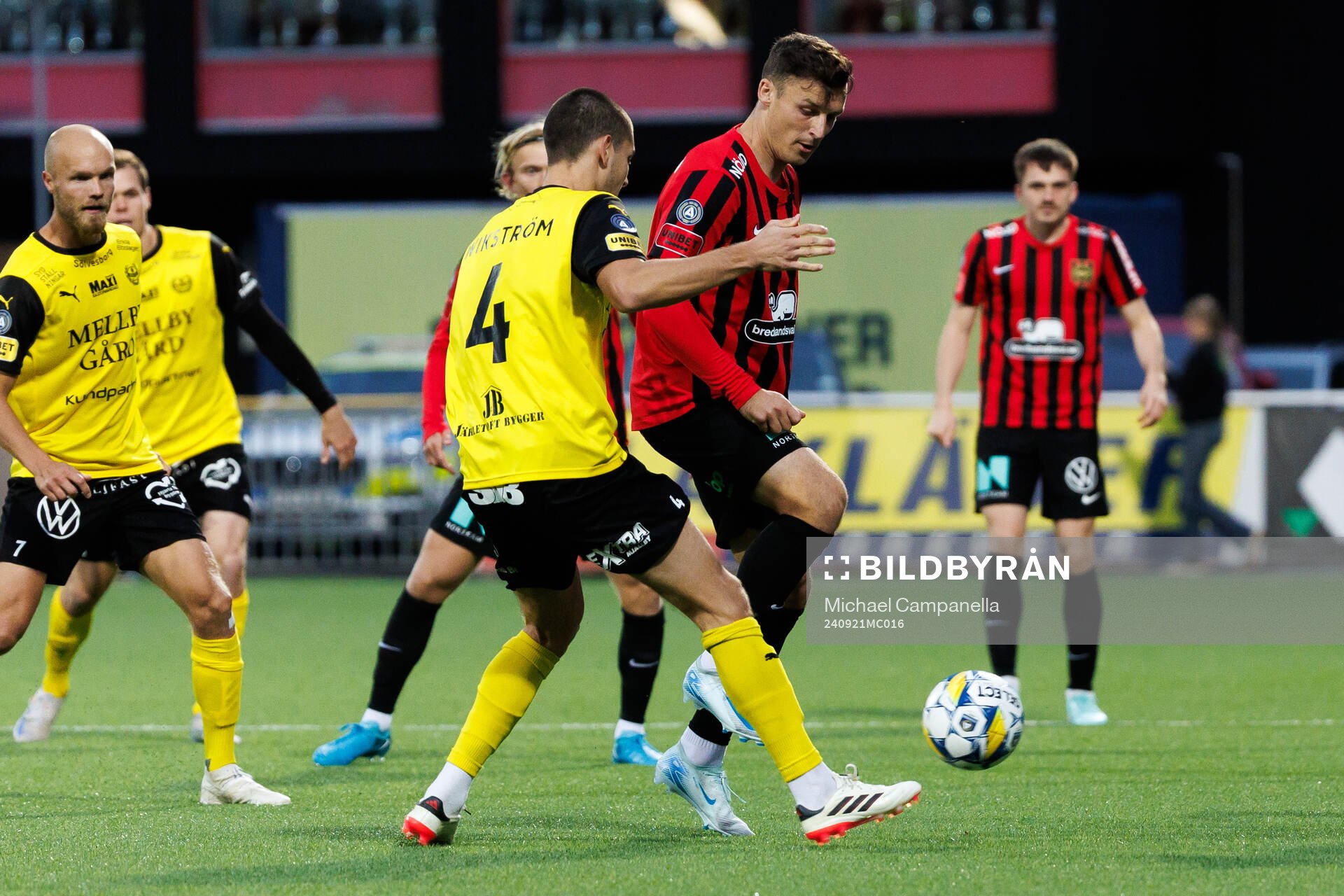 Brommapojkarnas Adam Skanning Jakobsen och Mjällbys Rasmus