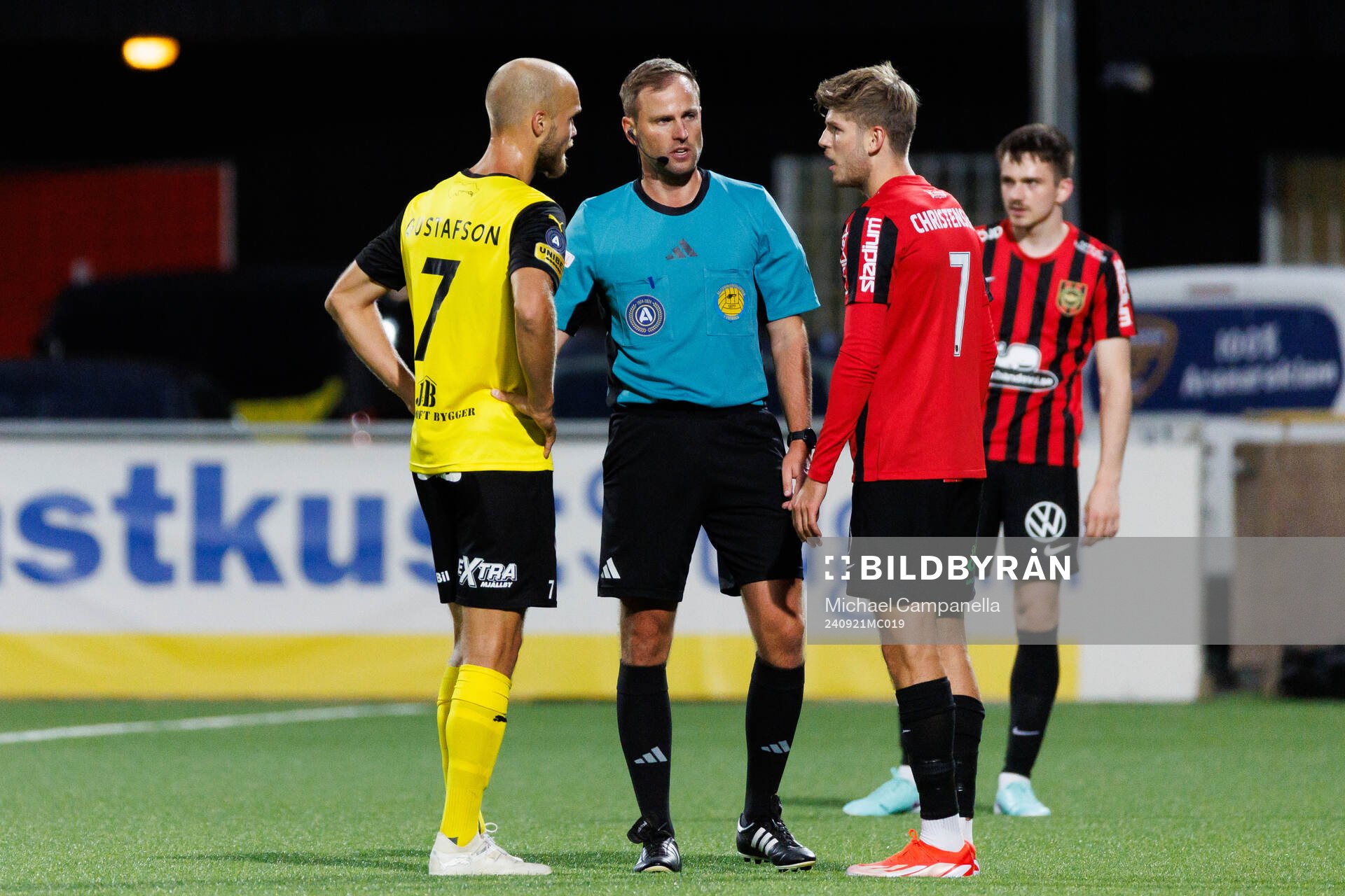 Mjällbys Viktor Gustafson, domare Richard Sundell och