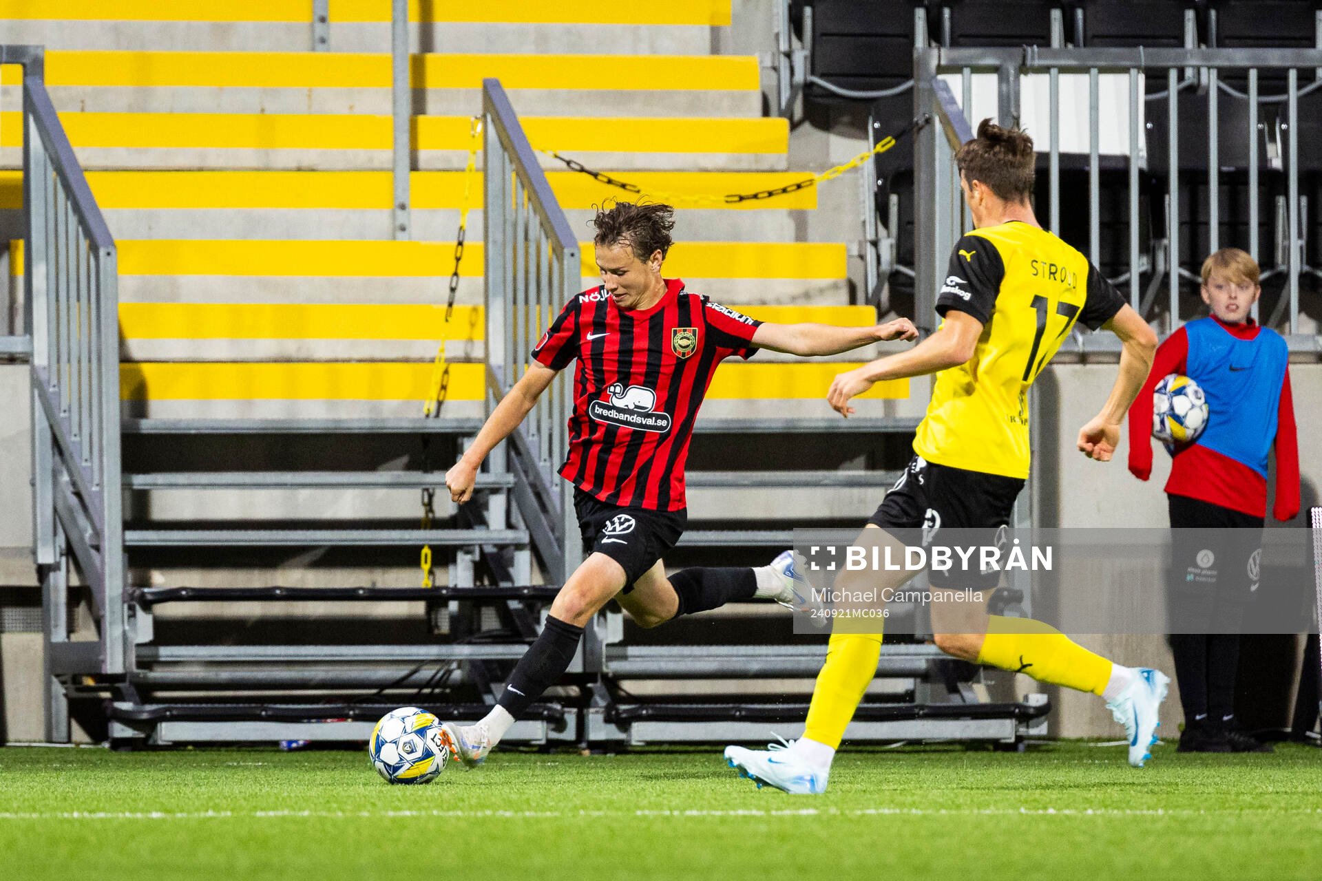 Brommapojkarnas Alex Timossi Andersson och Mjällbys Elliot