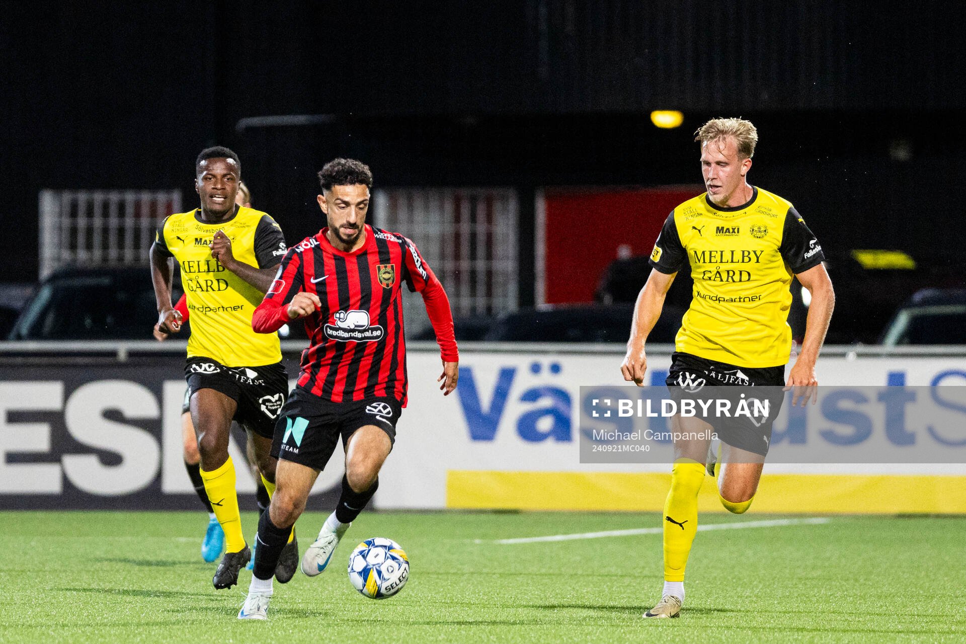 Brommapojkarnas Daleho Irandust och Mjällbys Herman Johansson under fotbollsmatchen i Allsvenskan mellan Brommapojkarna och Mjällby den 21 september 2024 i Stockholm.