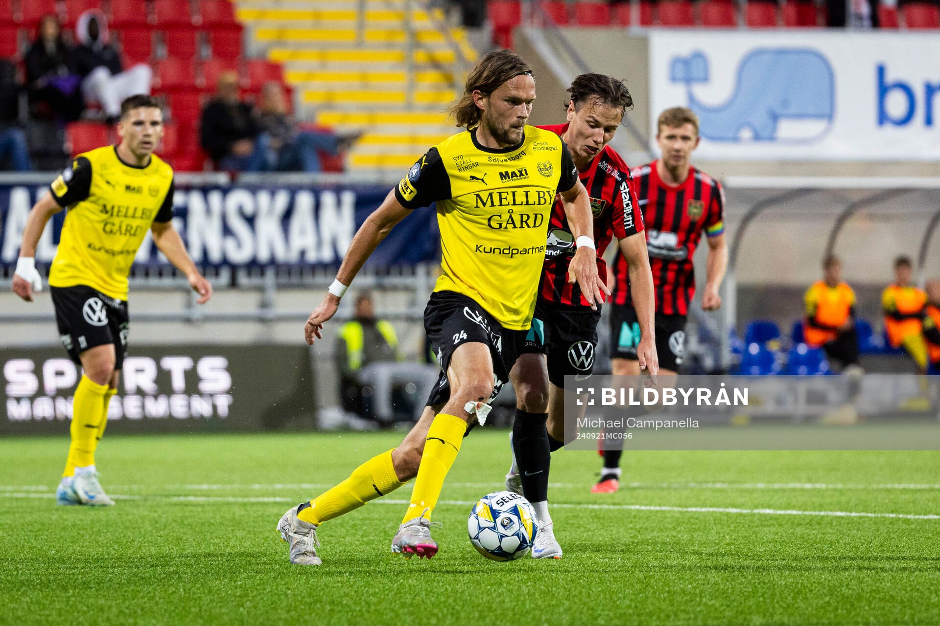 Mjällbys Tom Pettersson och Brommapojkarnas Alex Timossi