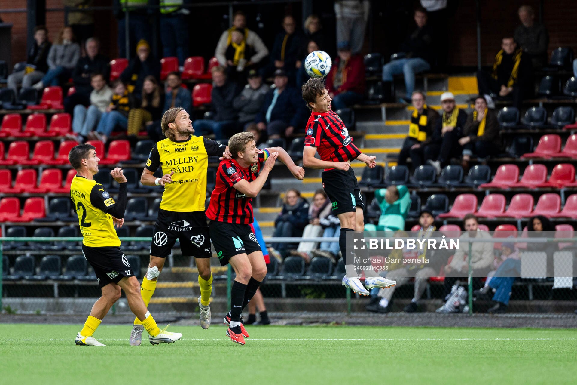 Mjällbys Jesper Gustavsson och Tom Pettersson mot