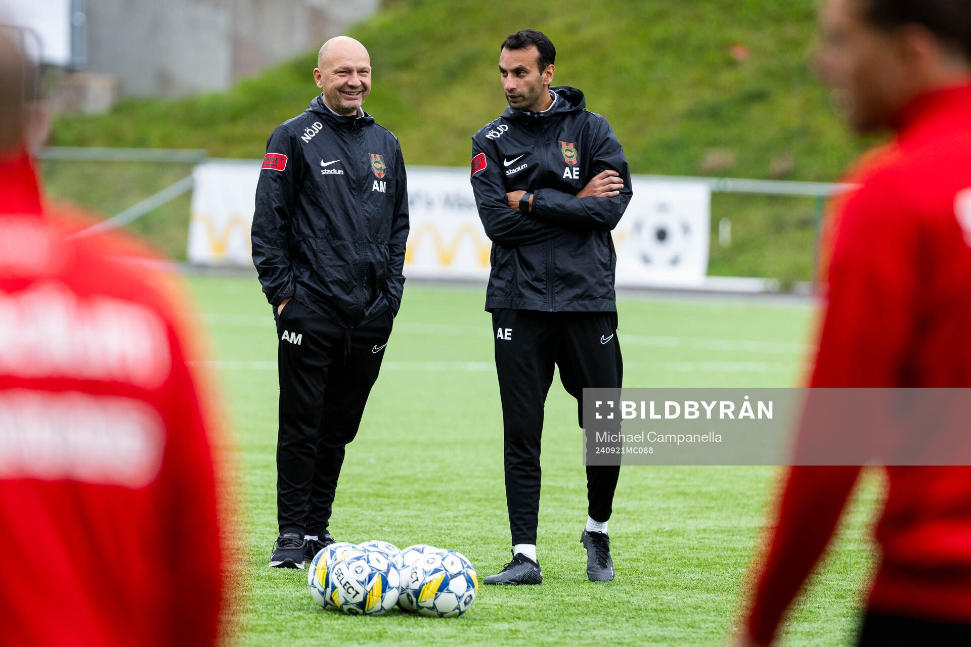 Brommapojkarnas tränare Andreas Engelmark under uppvärmning innan fotbollsmatchen i Allsvenskan mellan Brommapojkarna och Mjällby den 21 september 2024 i Stockholm.