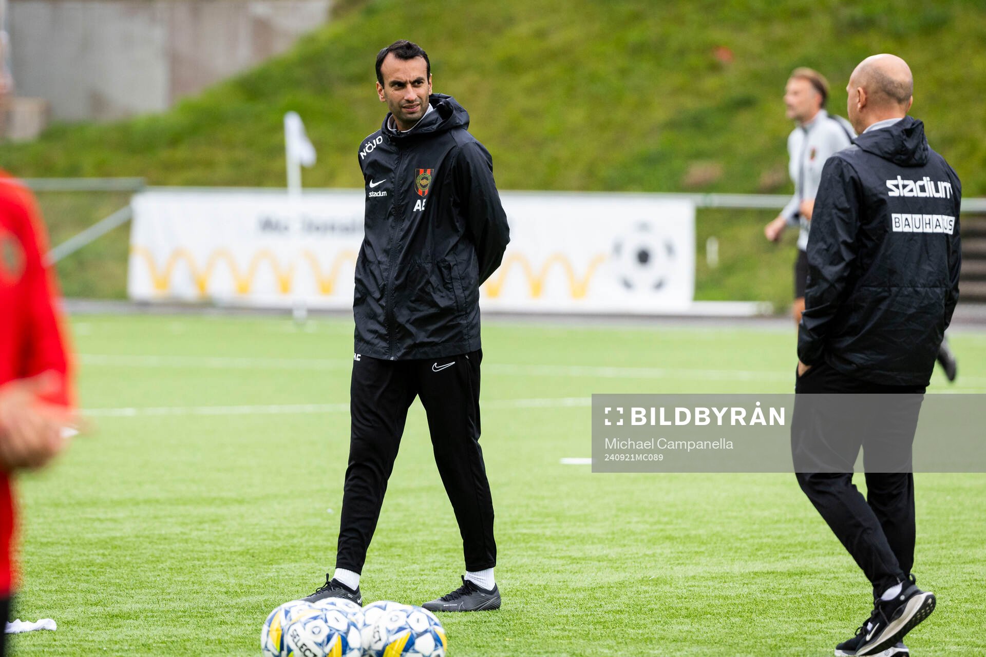 Brommapojkarnas tränare Andreas Engelmark under uppvärmning innan fotbollsmatchen i Allsvenskan mellan Brommapojkarna och Mjällby den 21 september 2024 i Stockholm. 