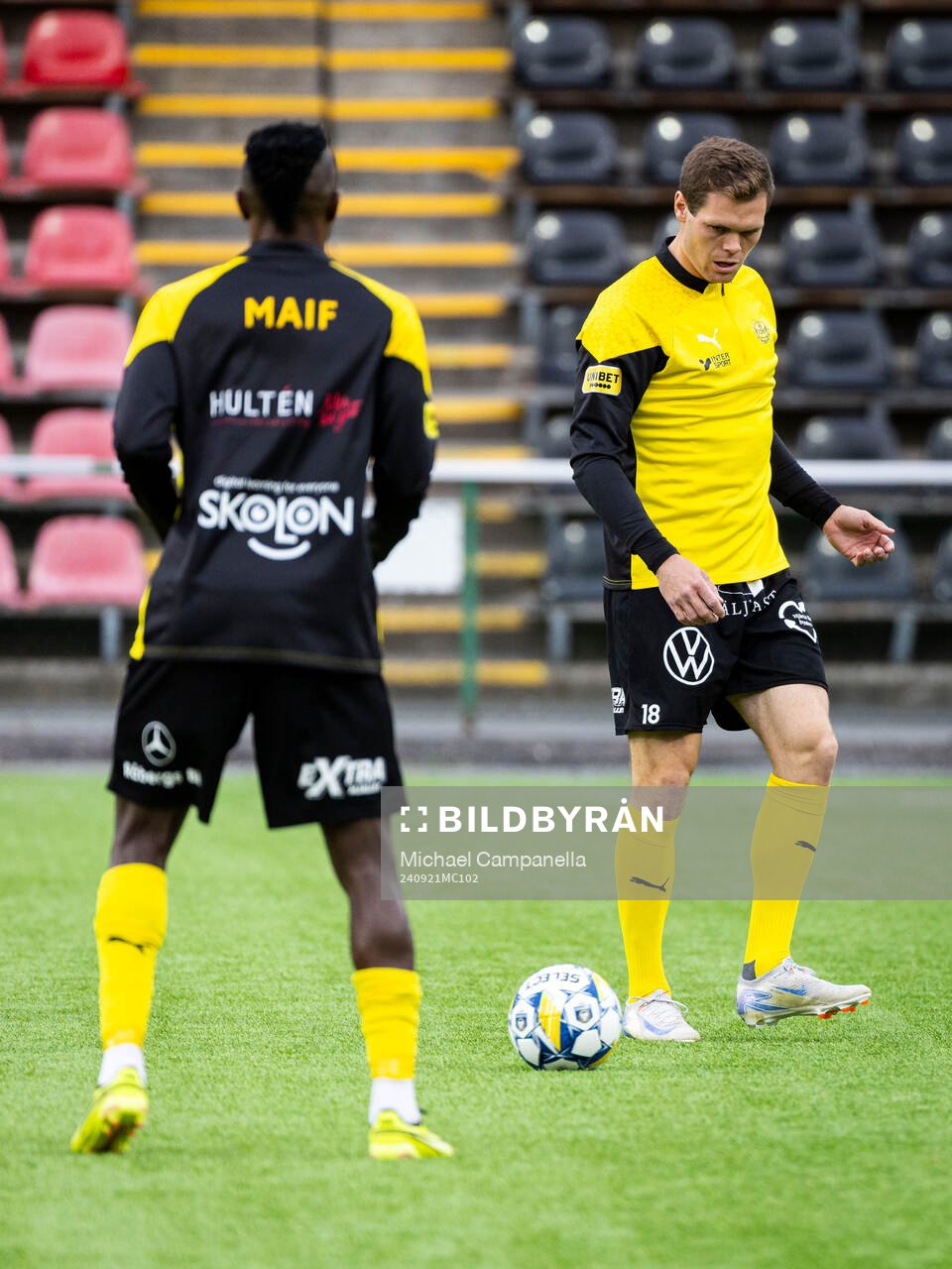 Mjällbys Jacob Bergström under uppvärmning innan fotbollsmatchen i Allsvenskan mellan Brommapojkarna och Mjällby den 21 september 2024 i Stockholm.
