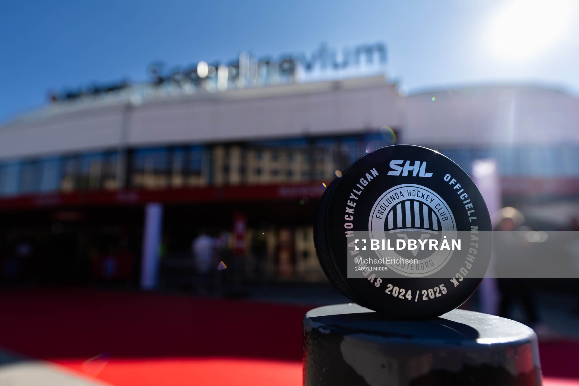 En officiell matchpuck utanför Scandinavium