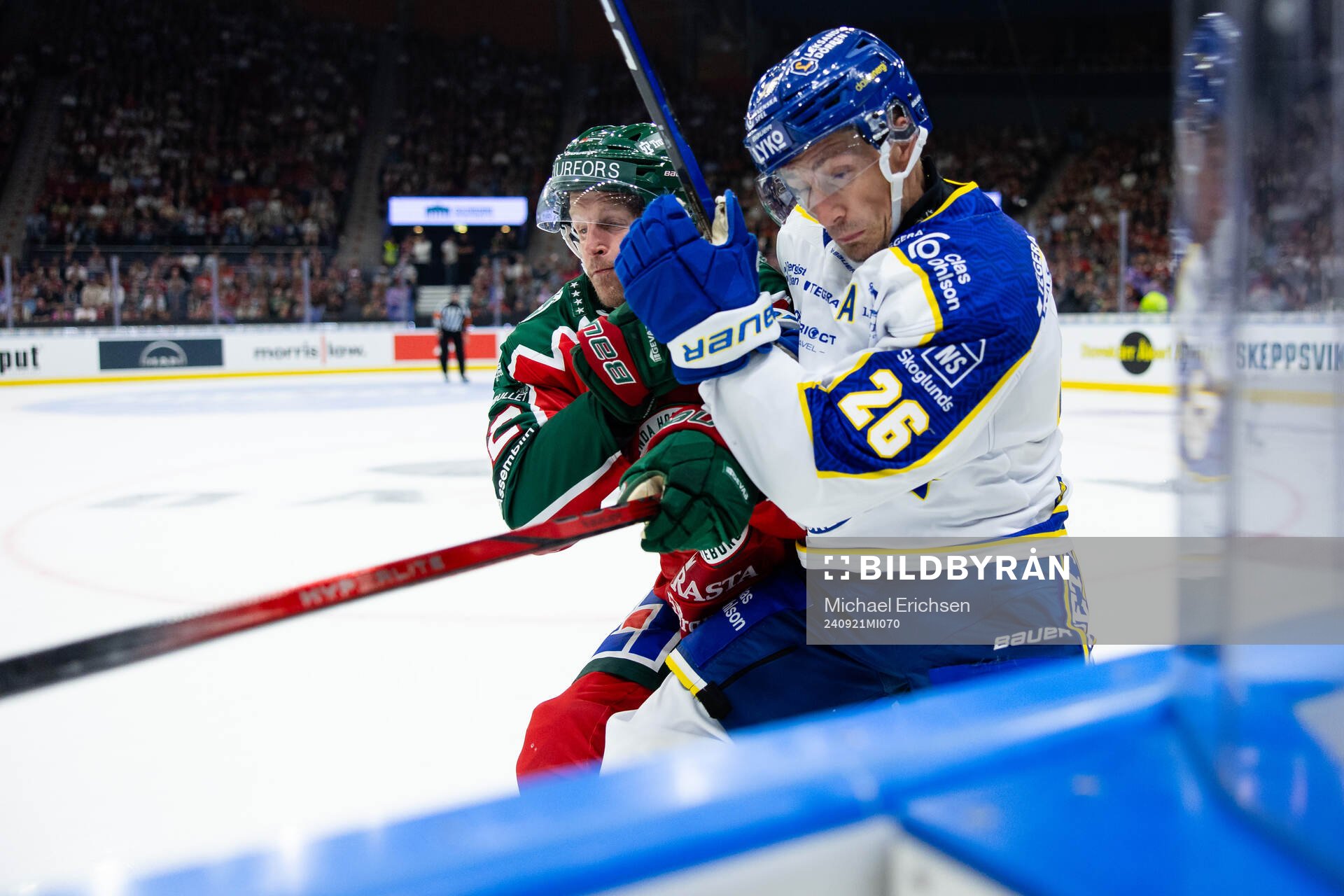 Frölundas Max Friberg tacklar Leksands Patrik Norén